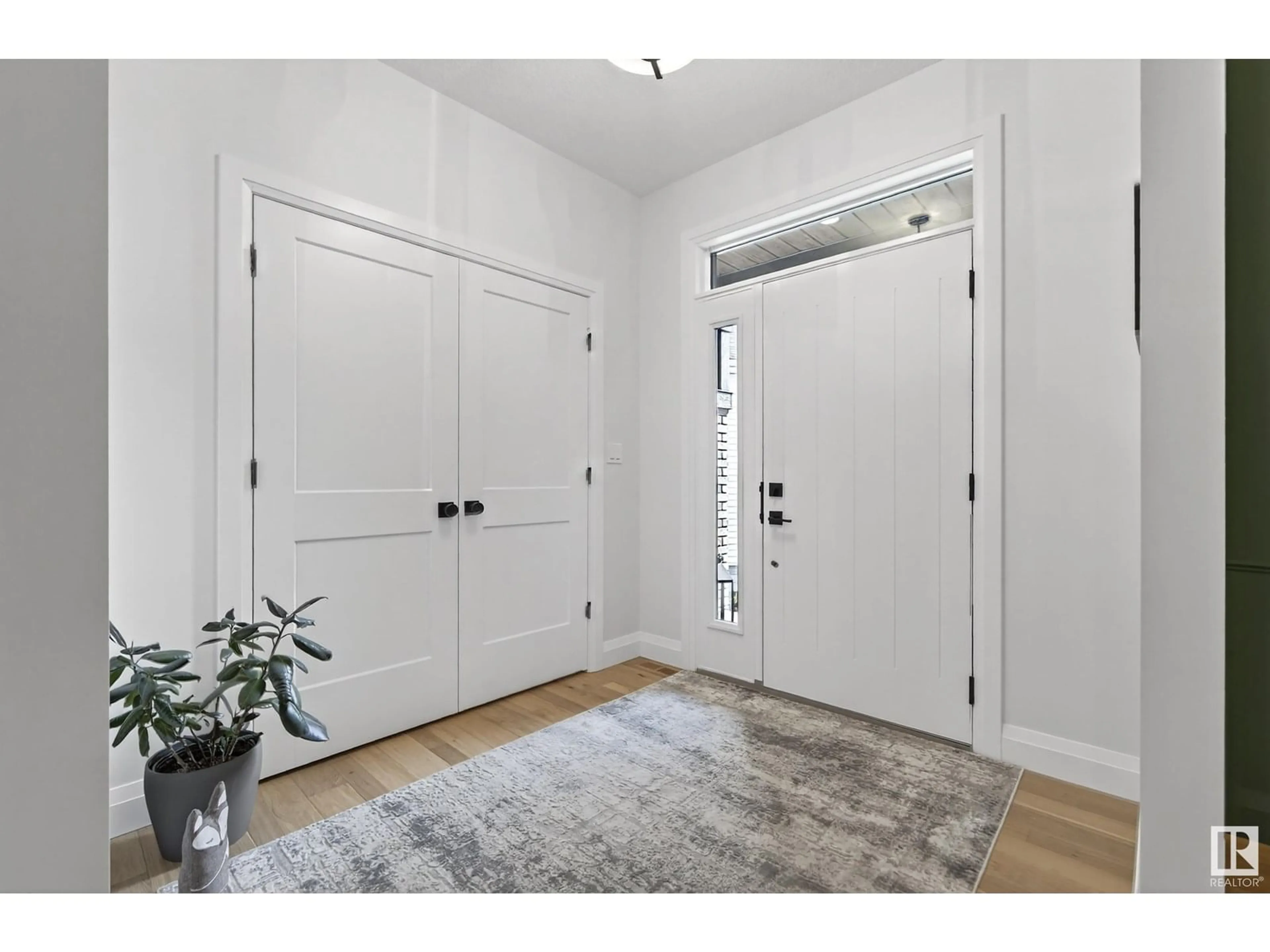 Indoor entryway for 463 EDGEMONT RD, Edmonton Alberta T6M0Y7