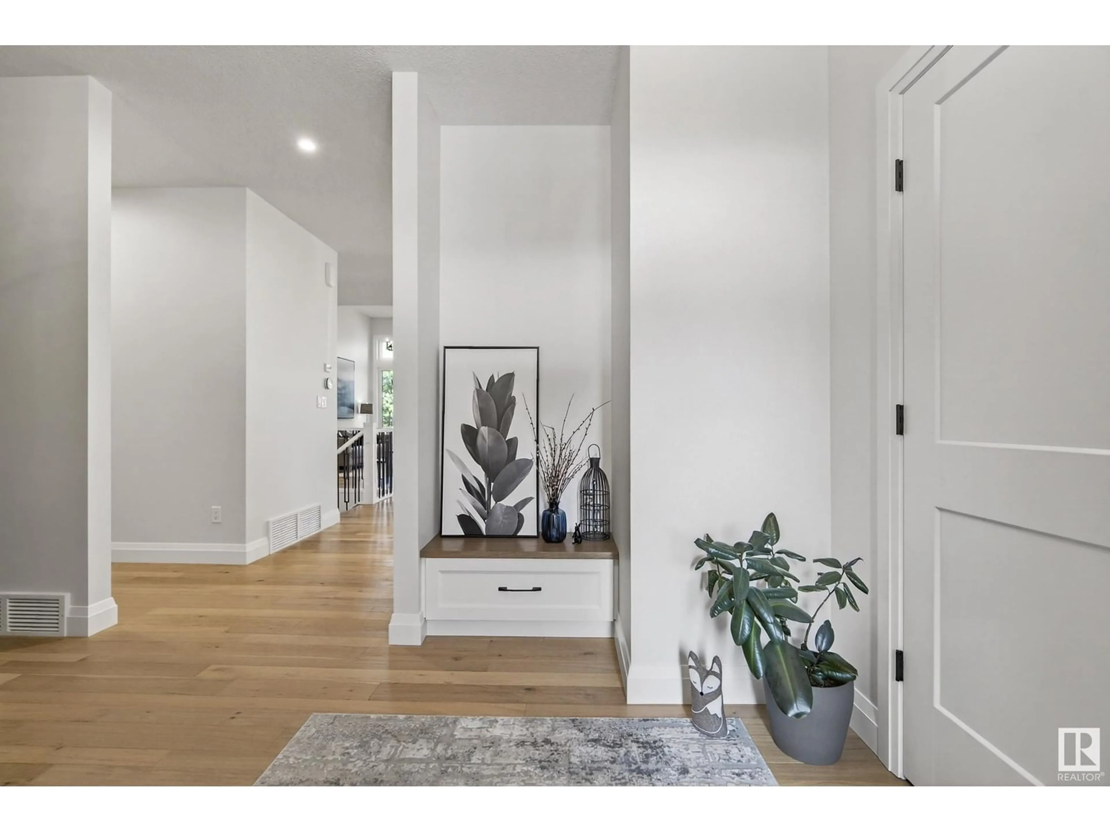 Indoor entryway for 463 EDGEMONT RD, Edmonton Alberta T6M0Y7