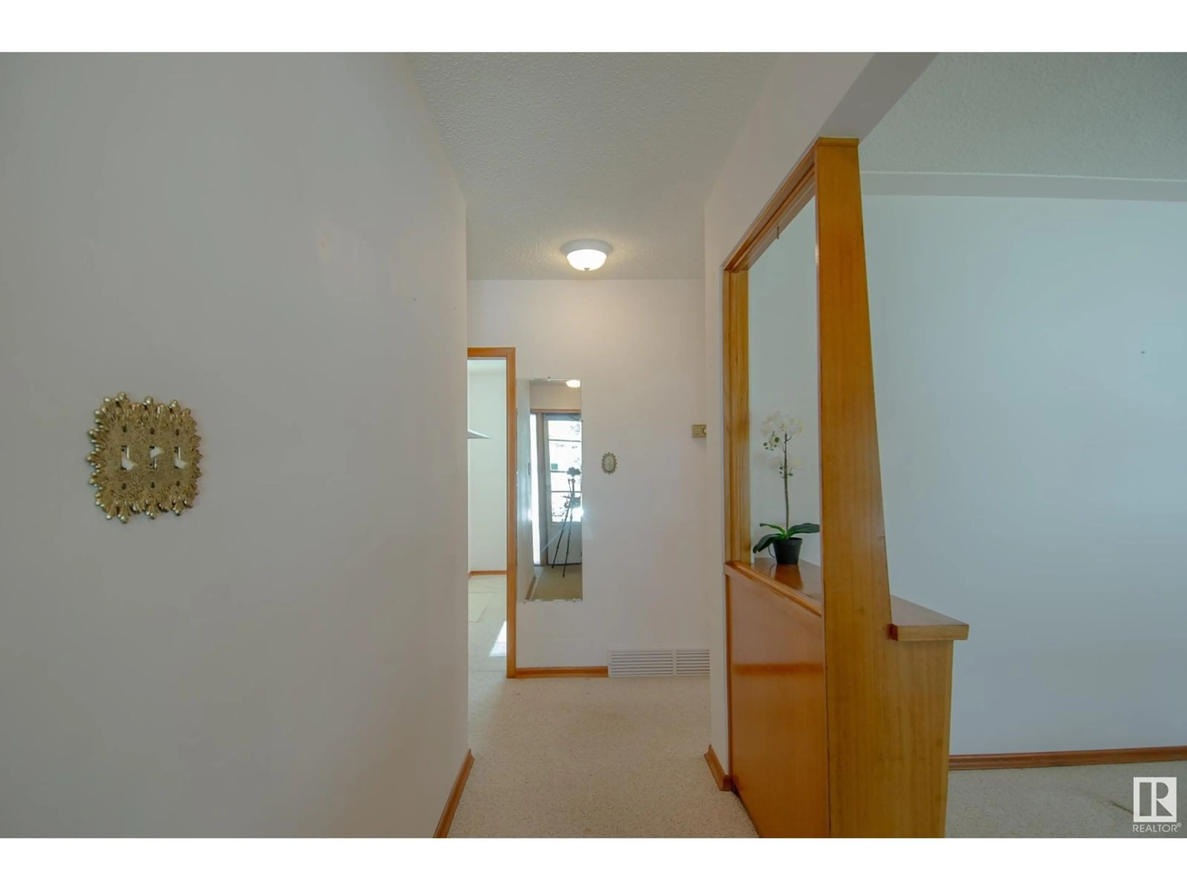 Indoor foyer for 12908 104 ST, Edmonton Alberta T5E4N9