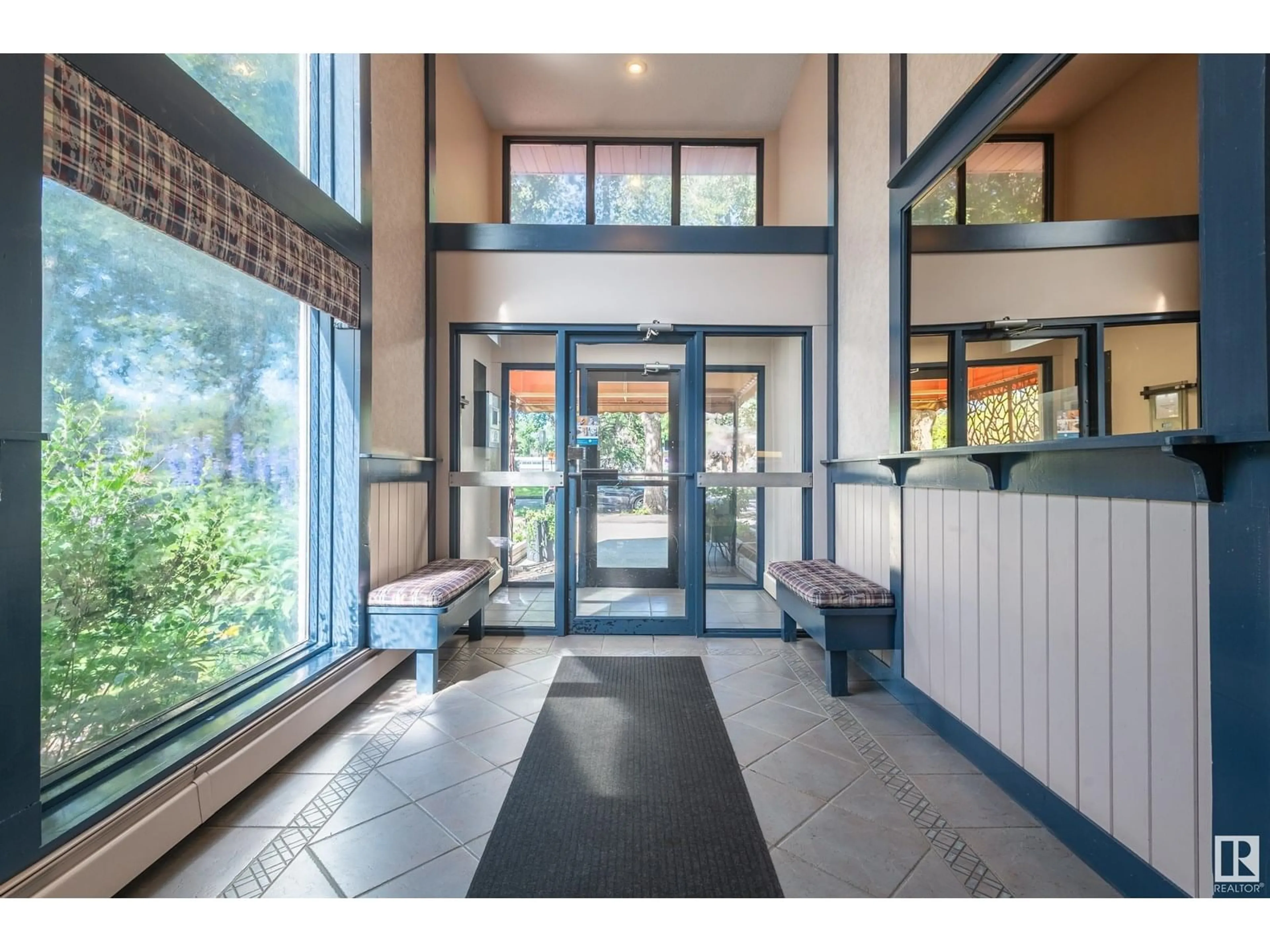 Indoor foyer for #206 - 10335 118 ST, Edmonton Alberta T5K1Y6
