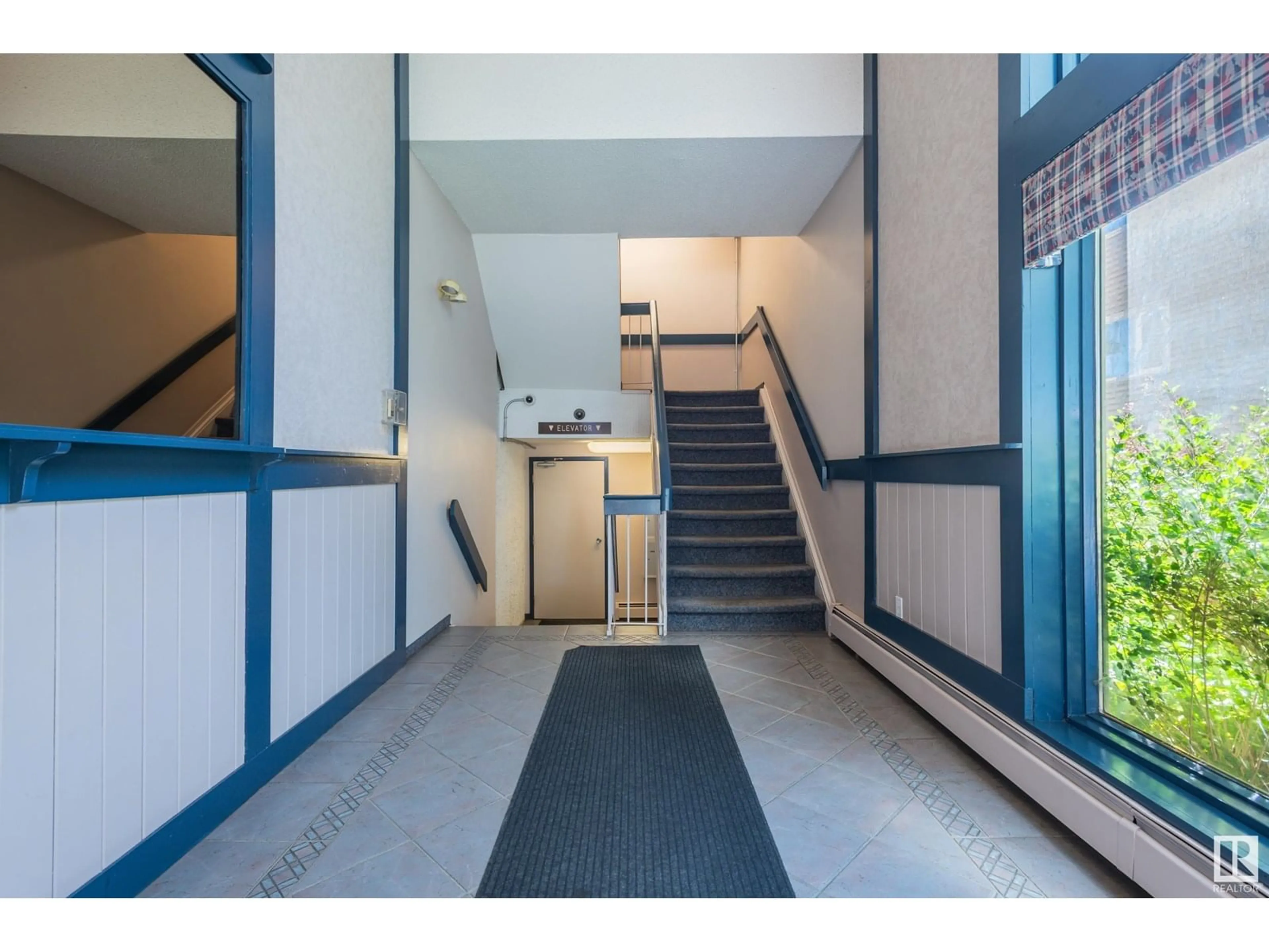 Indoor foyer for #206 - 10335 118 ST, Edmonton Alberta T5K1Y6