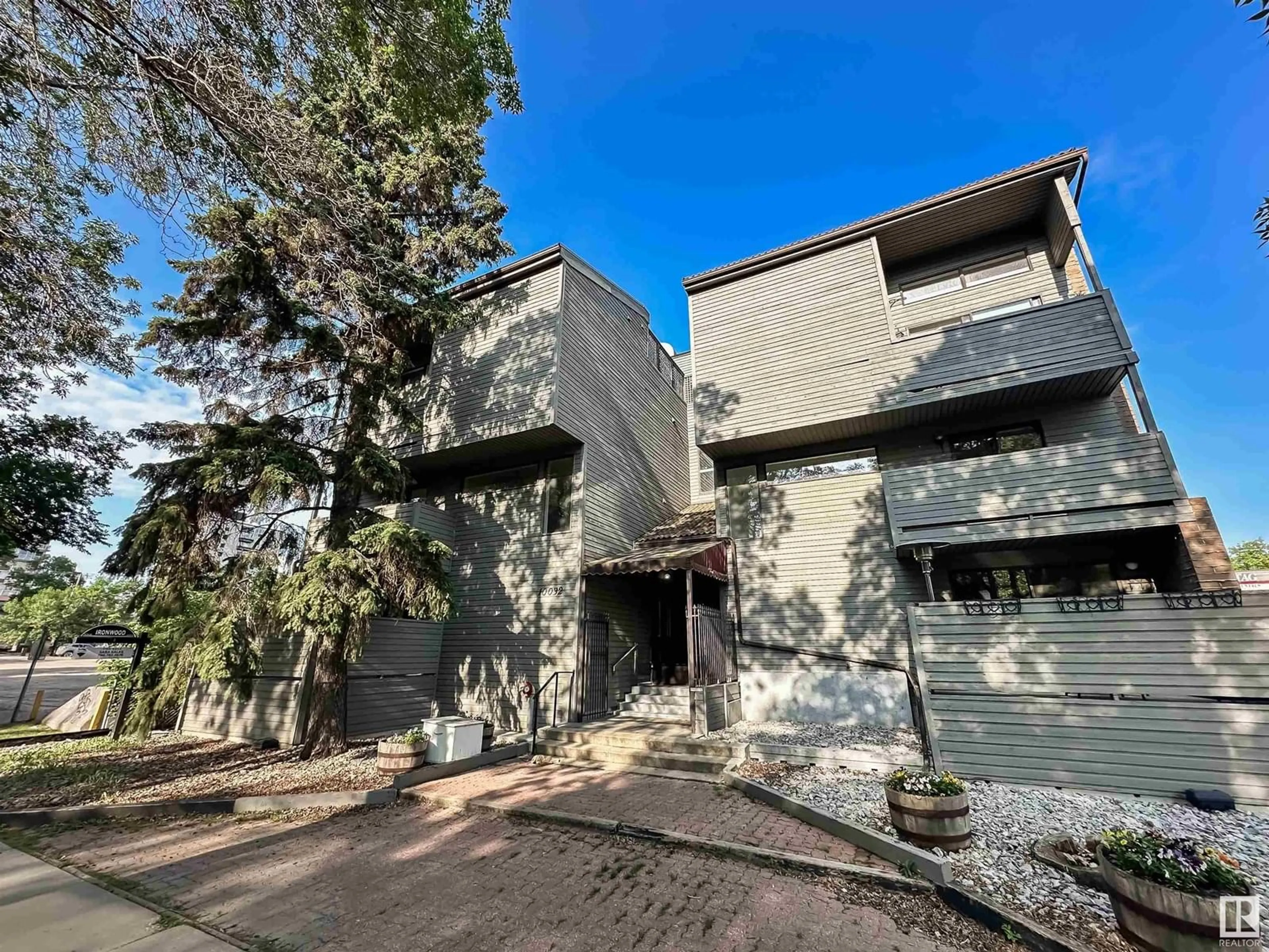A pic from outside/outdoor area/front of a property/back of a property/a pic from drone, building for #3 - 10032 113 ST, Edmonton Alberta T5K1N8