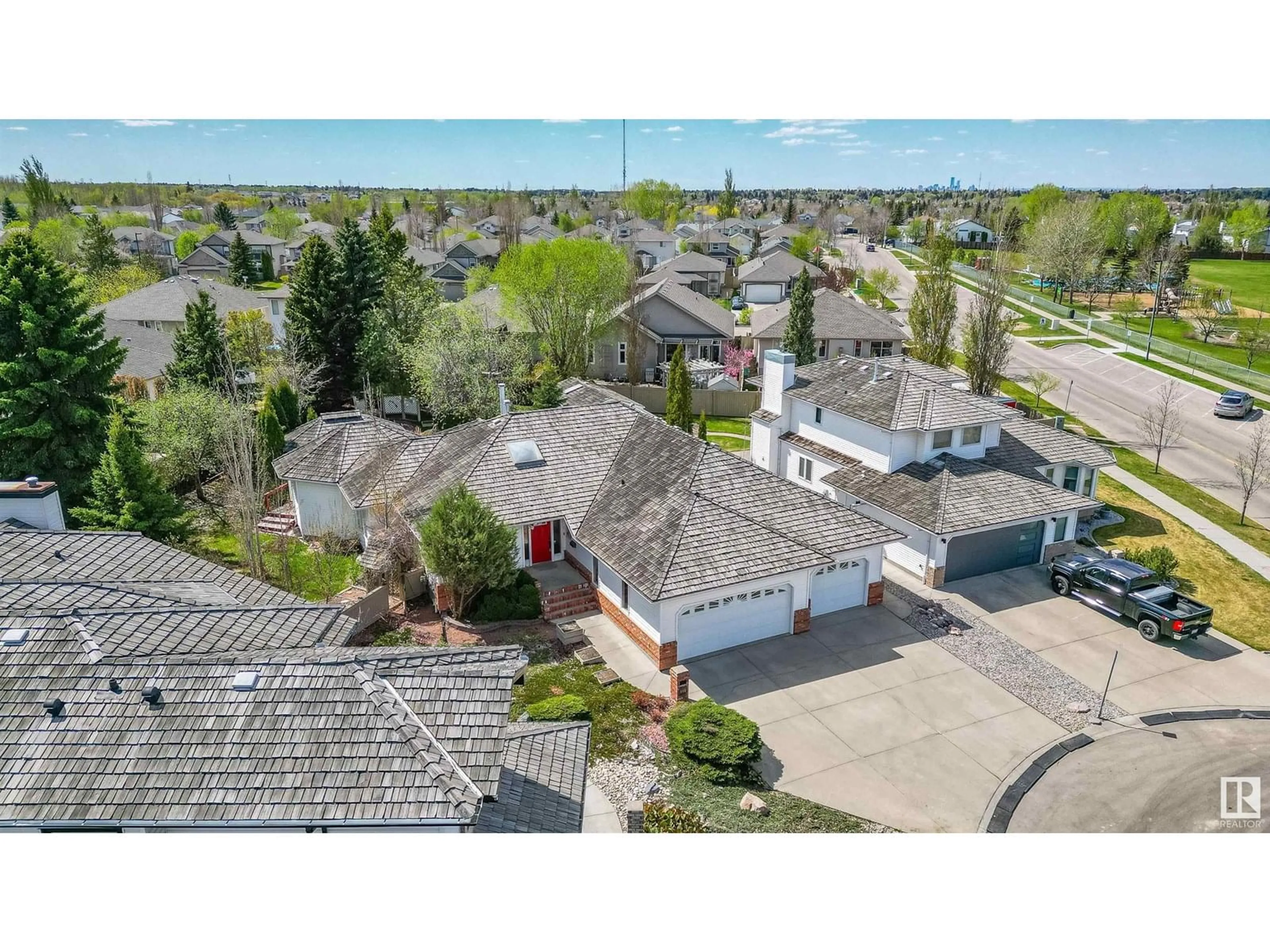 A pic from outside/outdoor area/front of a property/back of a property/a pic from drone, street for 485 REGENCY DR, Sherwood Park Alberta T8A5N1