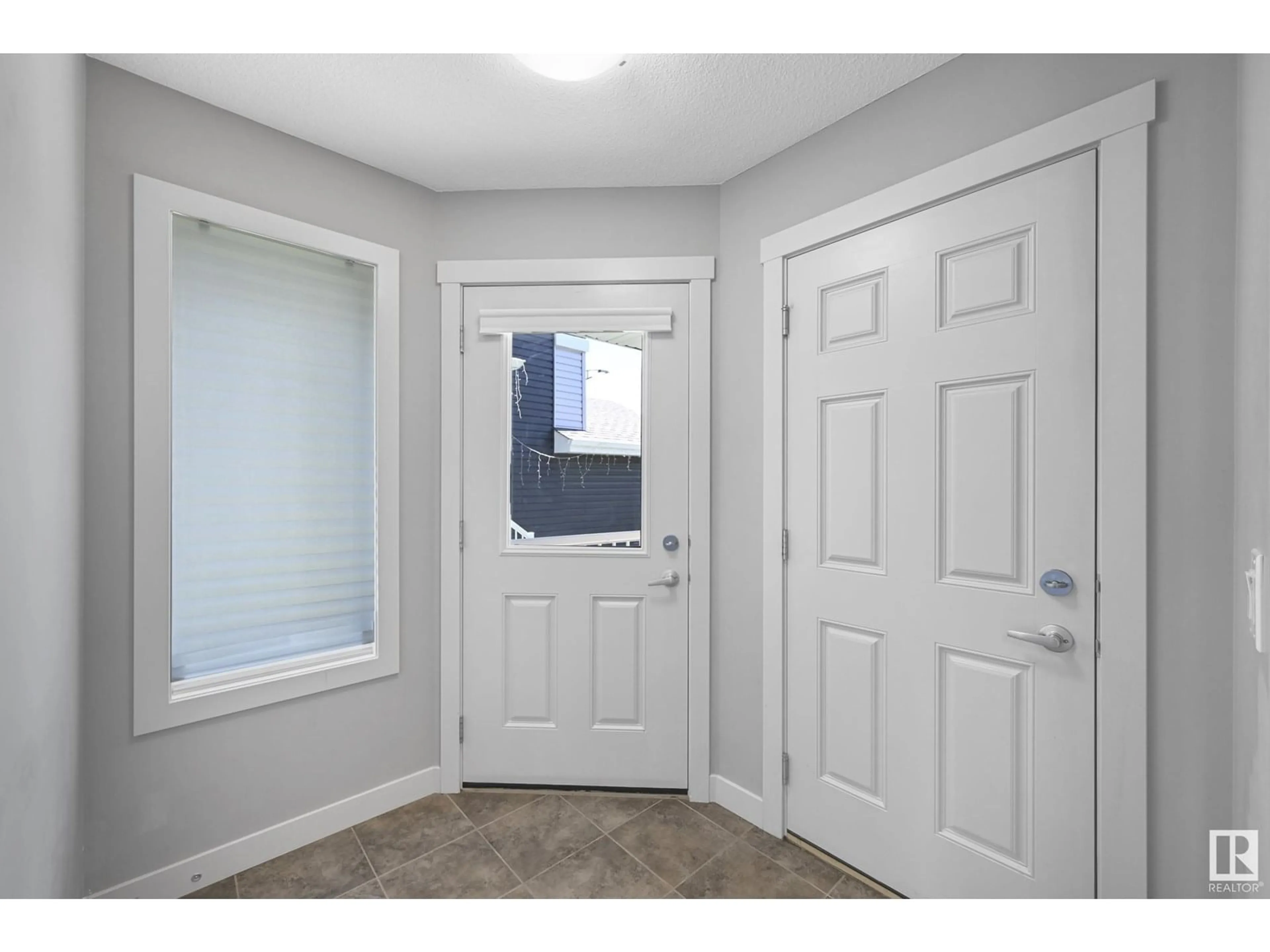 Indoor entryway for 16704 14 AV, Edmonton Alberta T6W3C3