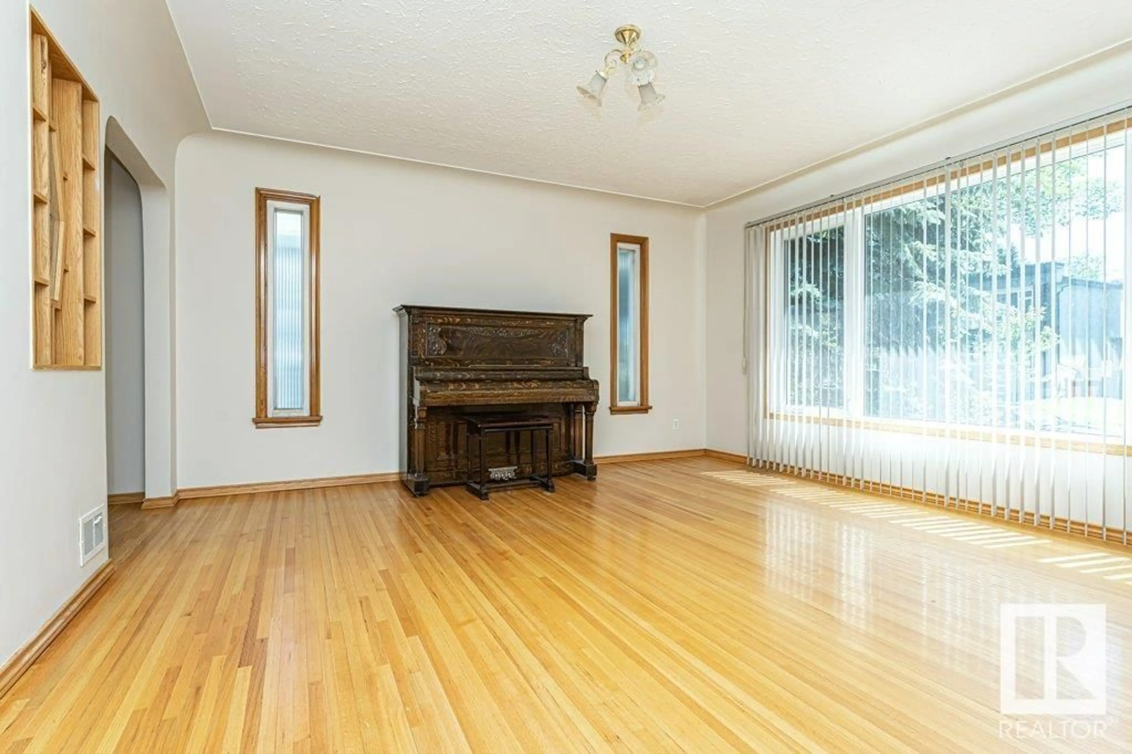 A pic of a room for NW - 7744 83 AV, Edmonton Alberta T6C1A4