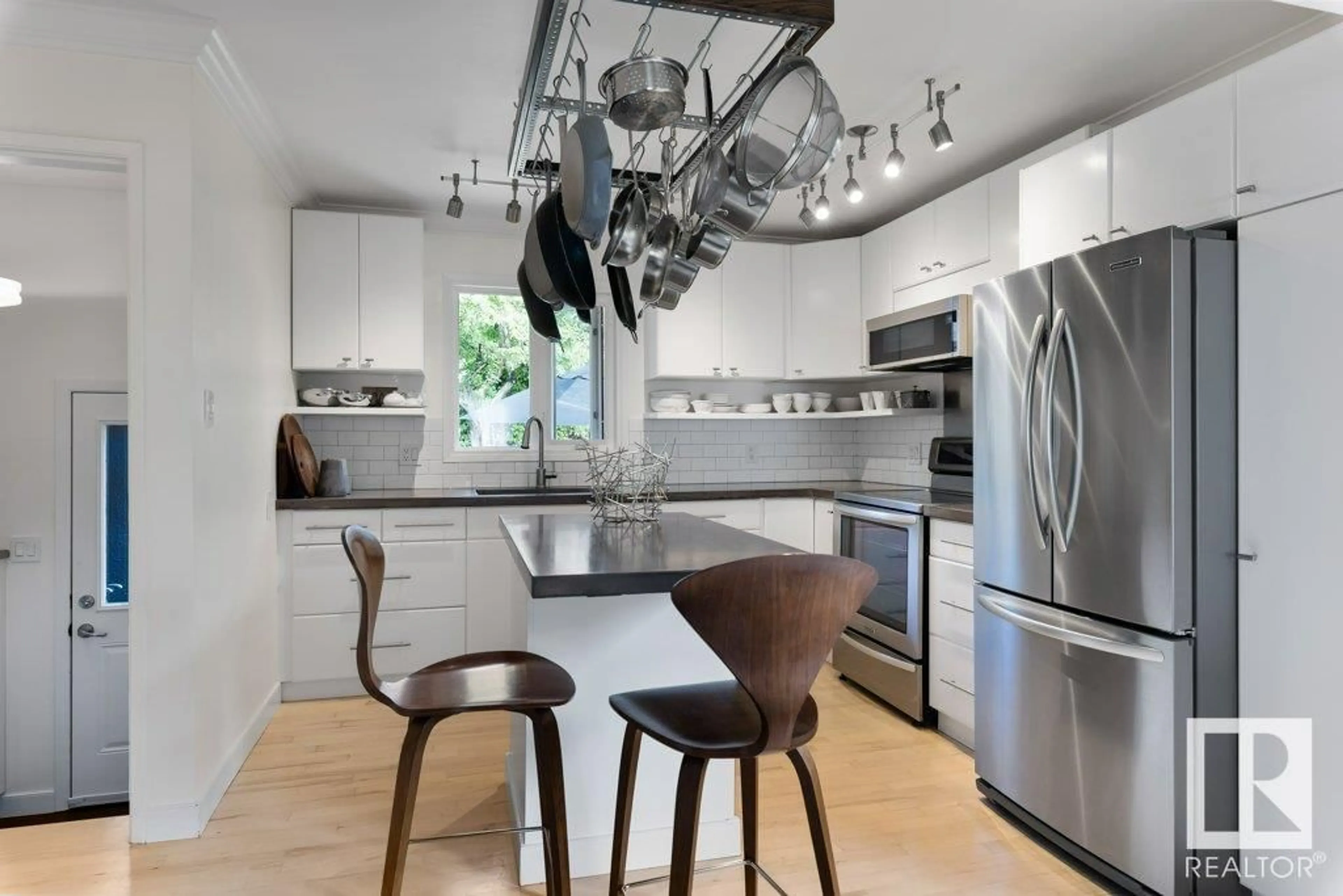 Contemporary kitchen, unknown for 1 LAWRENCE CR, St. Albert Alberta T8N1S9