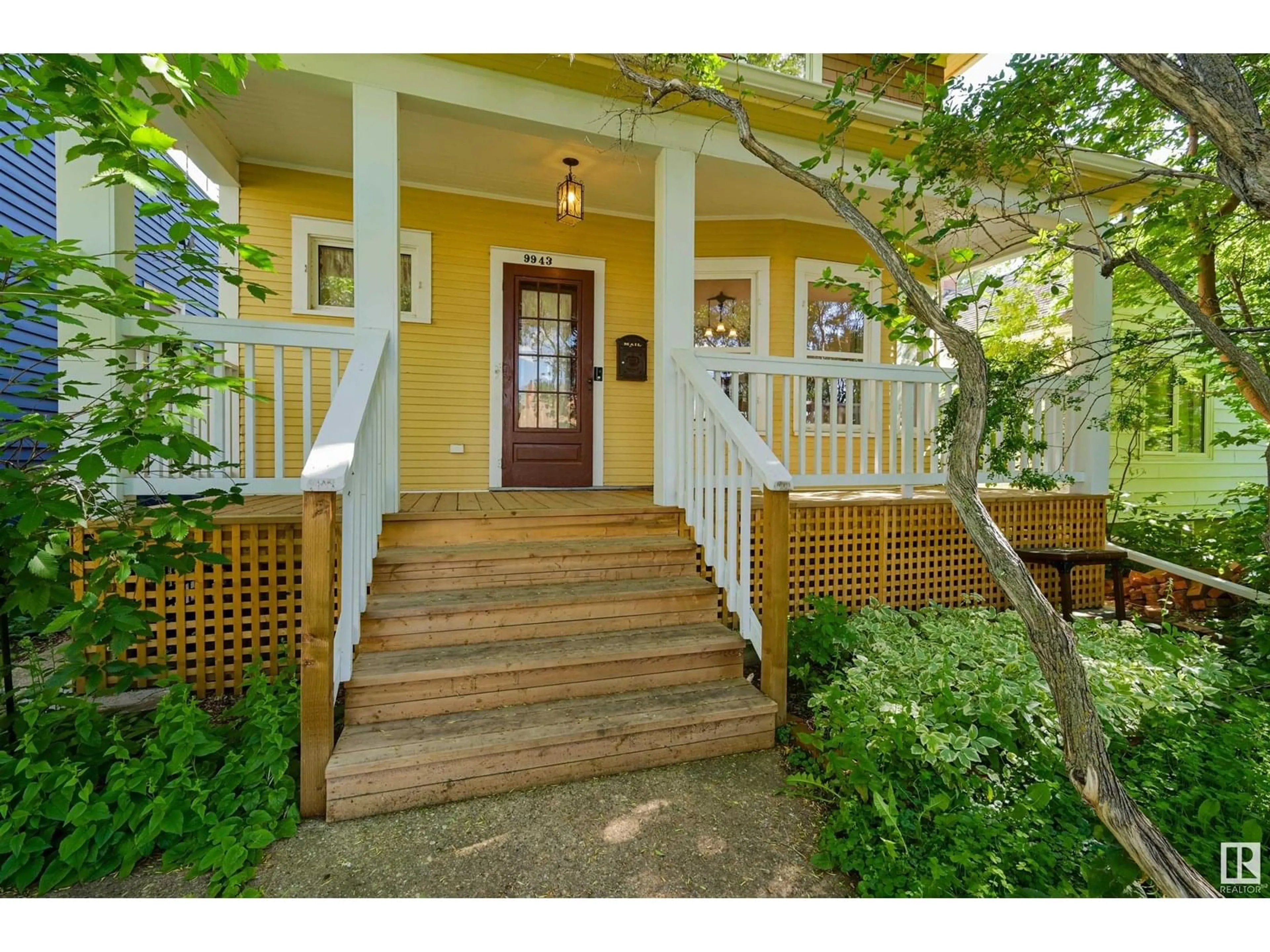 Indoor entryway for 9943 88 AV, Edmonton Alberta T6E2R4