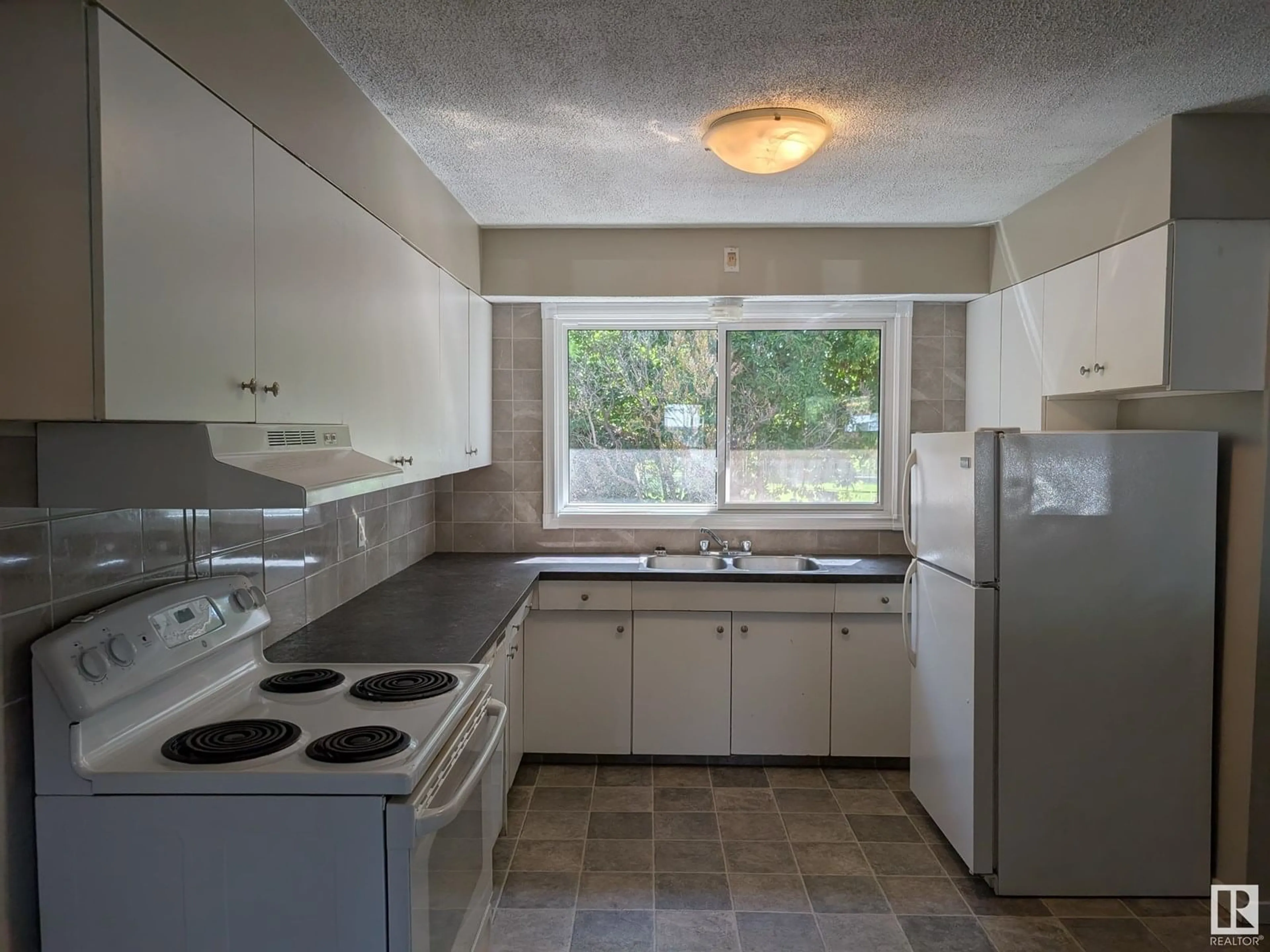 Standard kitchen, unknown for NW - 11811 122 ST, Edmonton Alberta T5L0C3