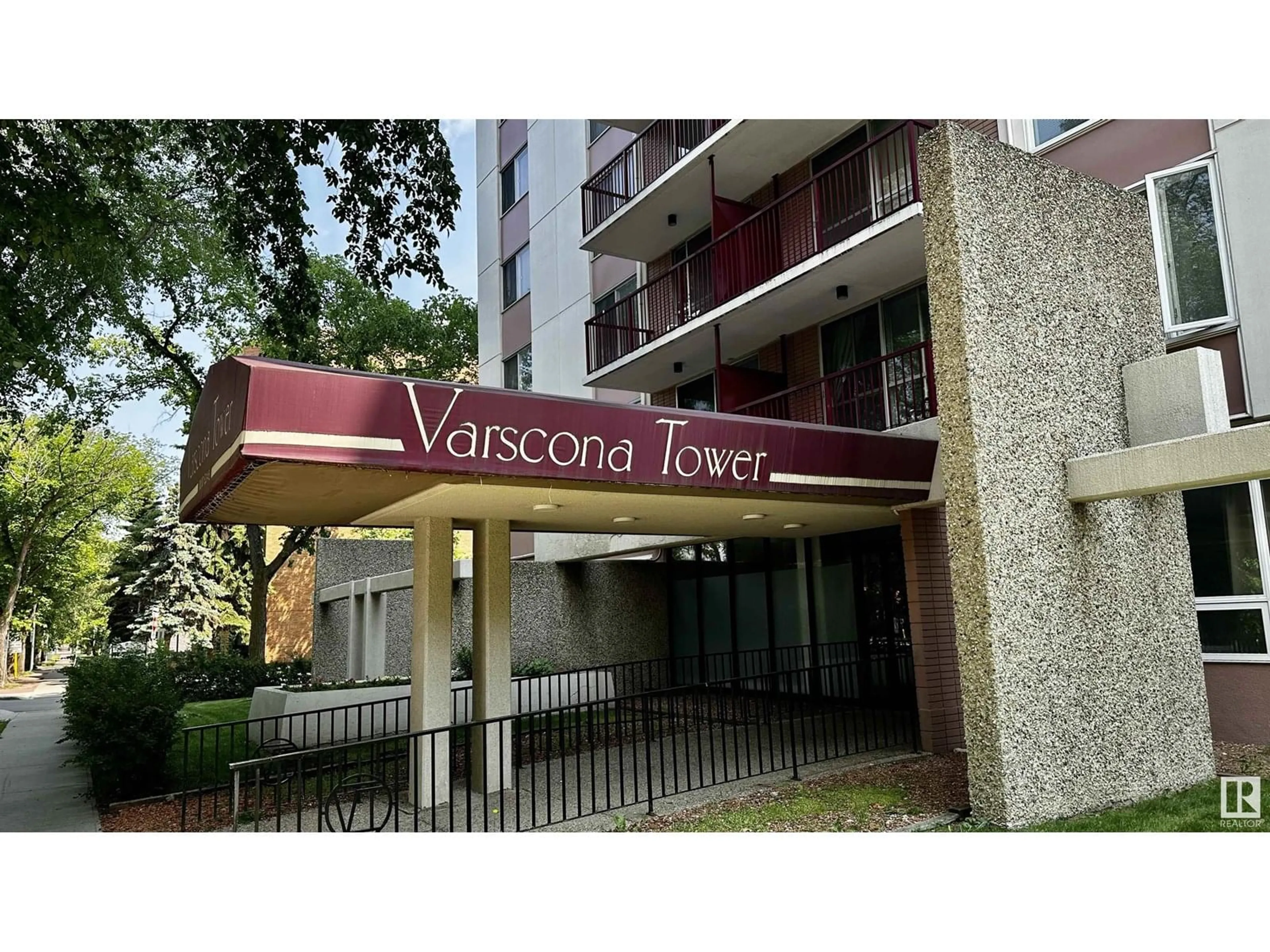 Indoor foyer for 1005 11007 83 AV NW, Edmonton Alberta T6G0T9
