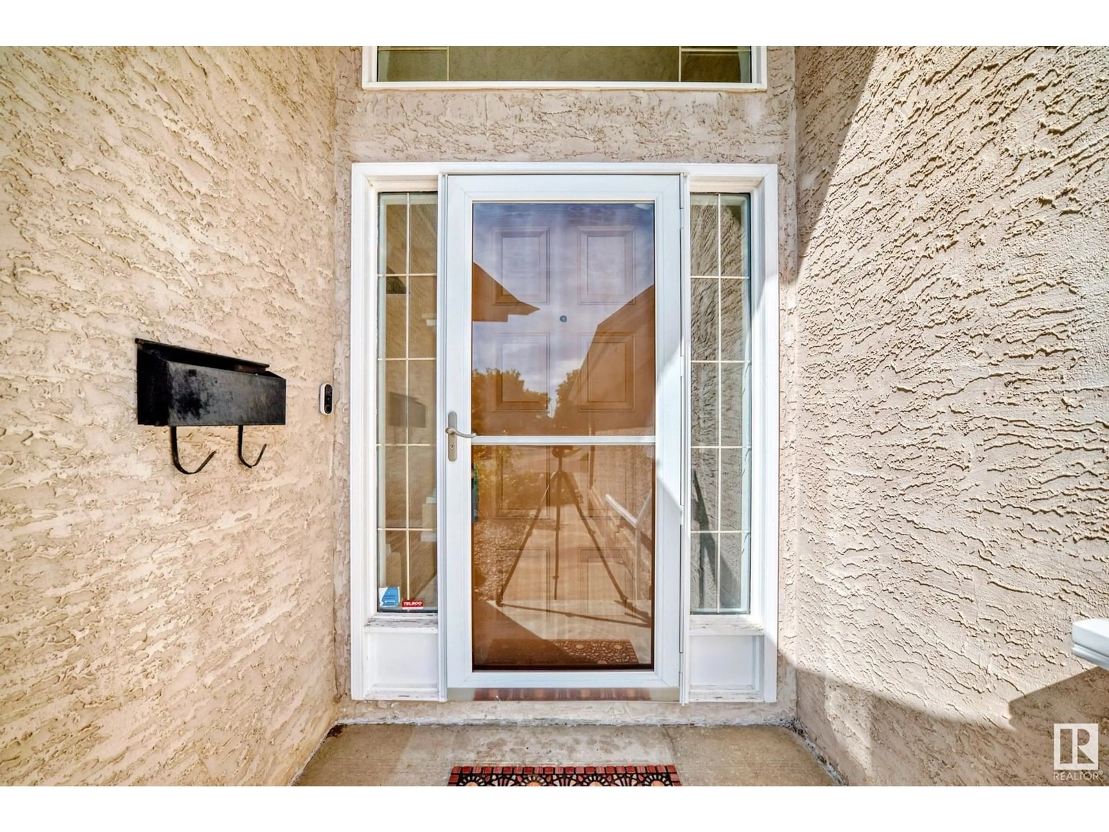 Indoor entryway for 2014 HADDOW DR, Edmonton Alberta T6R2P2