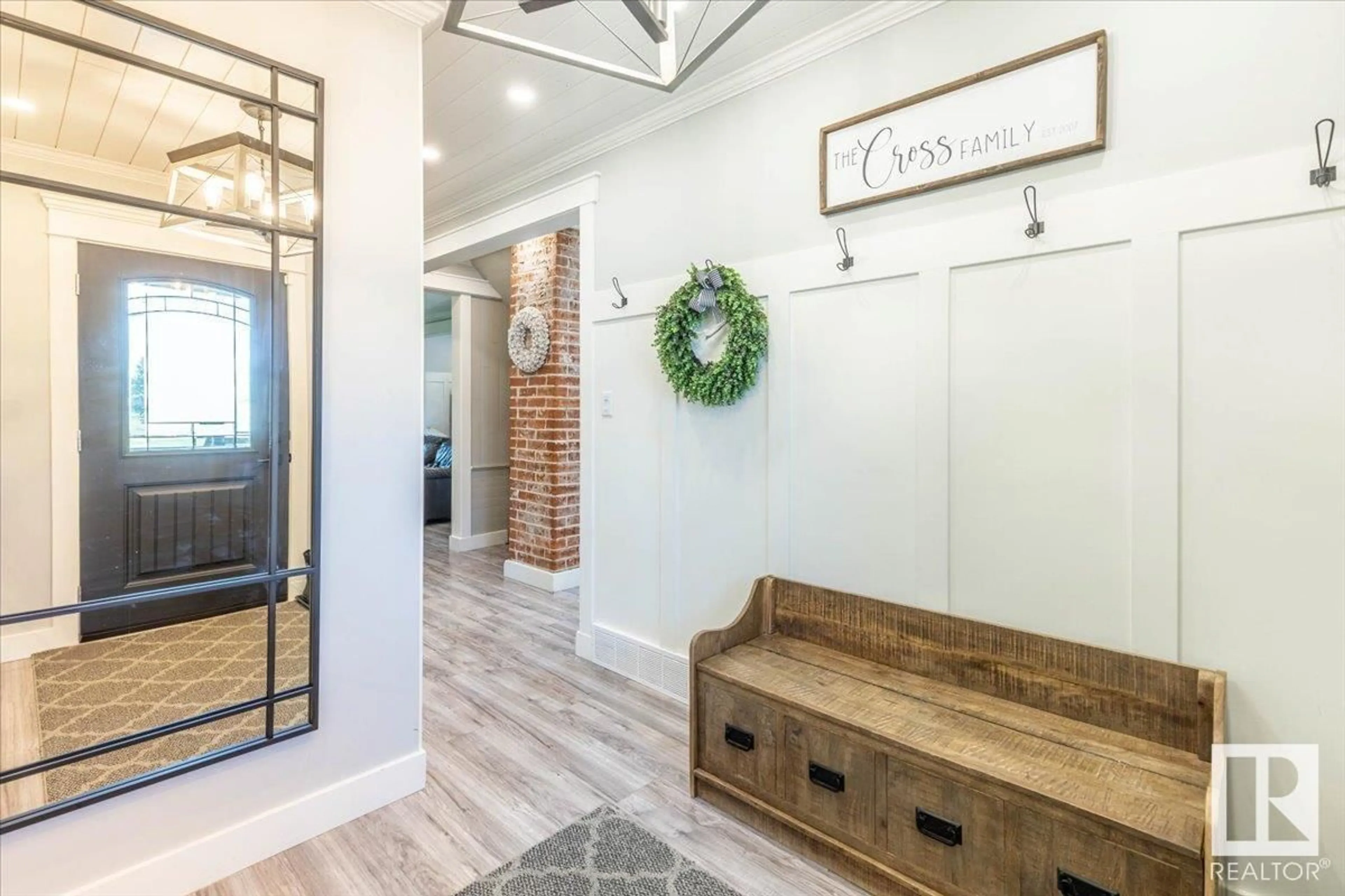 Indoor entryway for 462019 RGE ROAD 255, Rural Wetaskiwin County Alberta T9A1W8