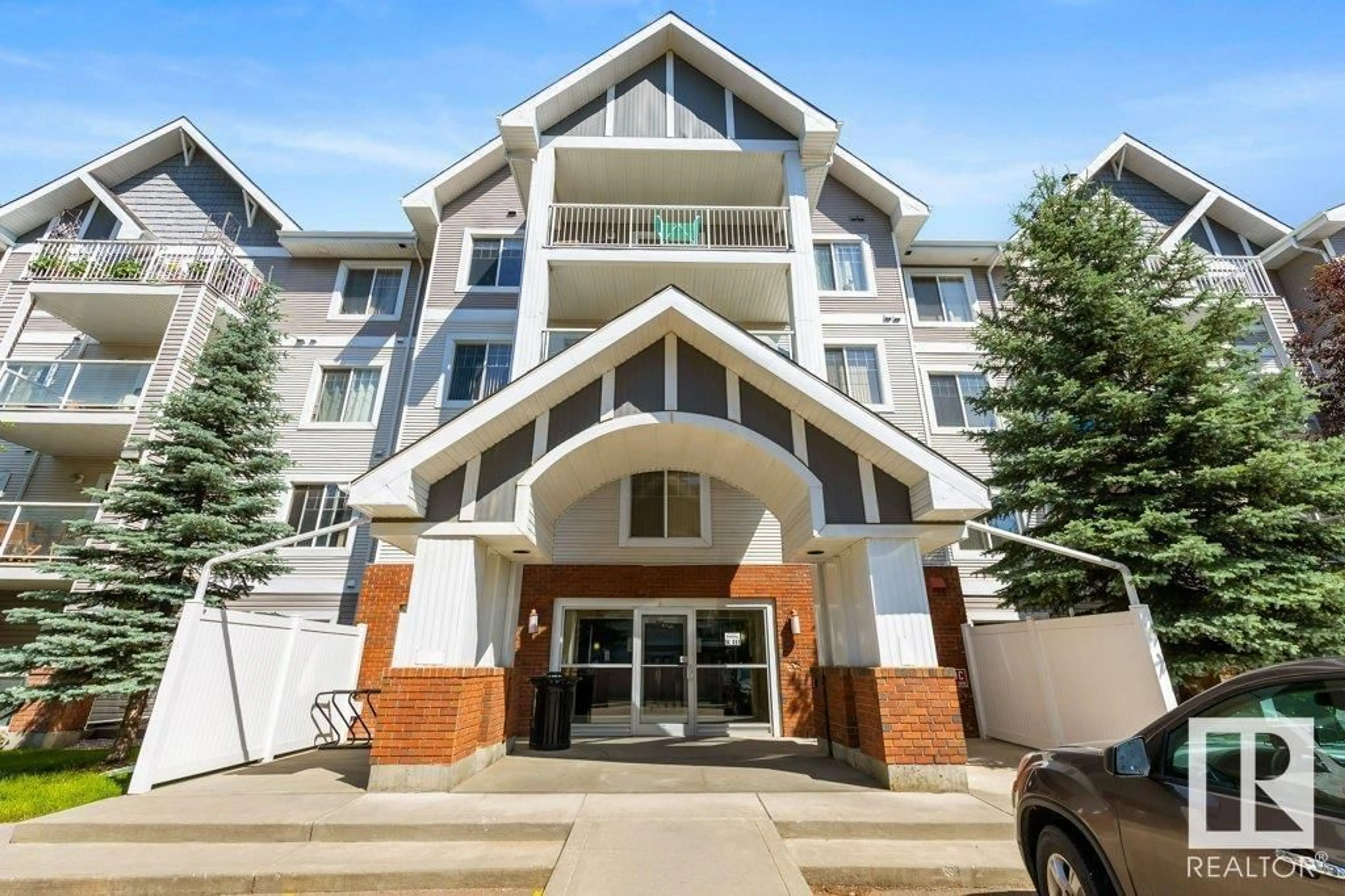 Indoor foyer for 110 13710 150 AV NW, Edmonton Alberta T6V0B2