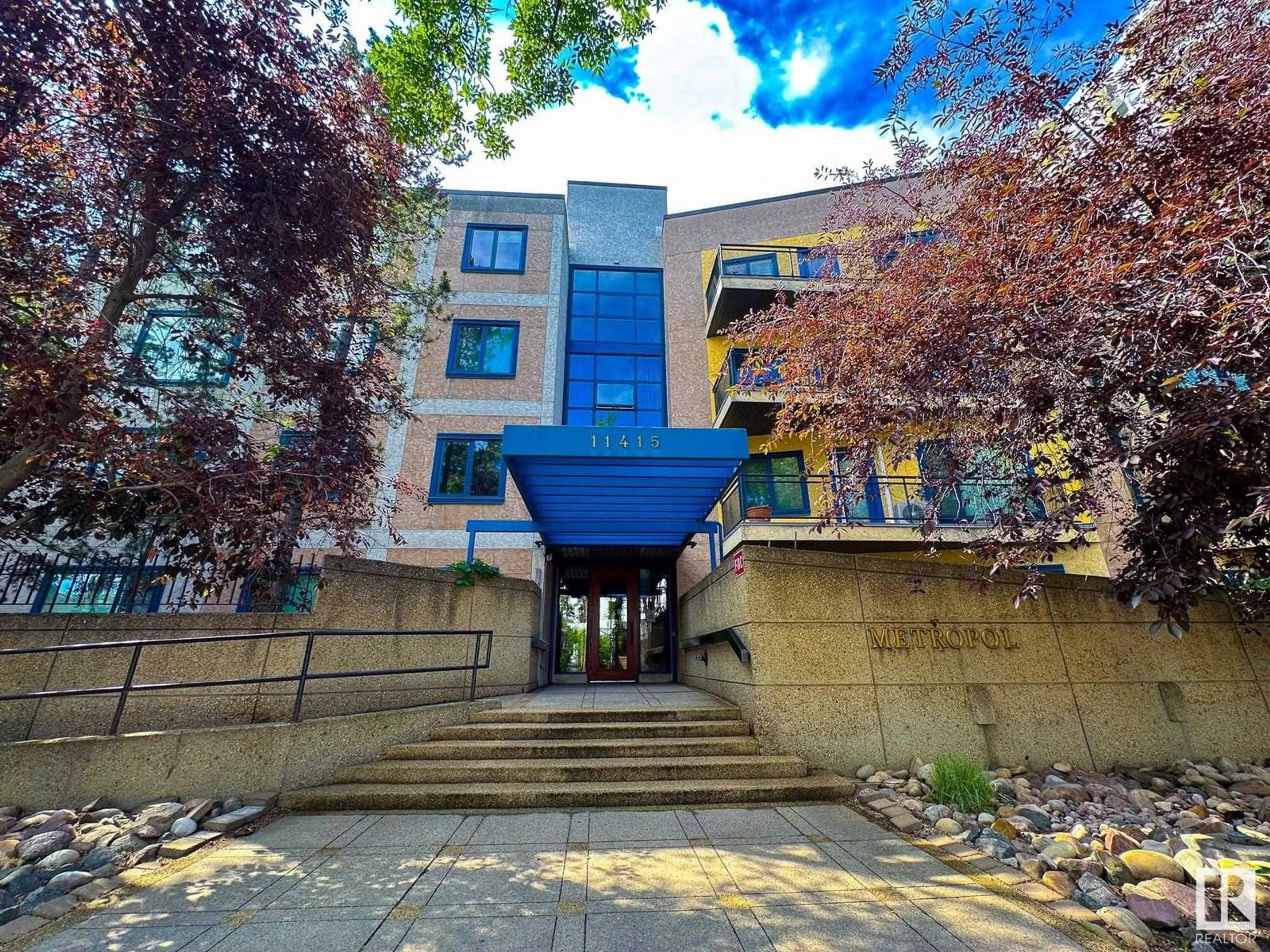 Indoor foyer for 105 - 11415 100 AV, Edmonton Alberta T5K0J5