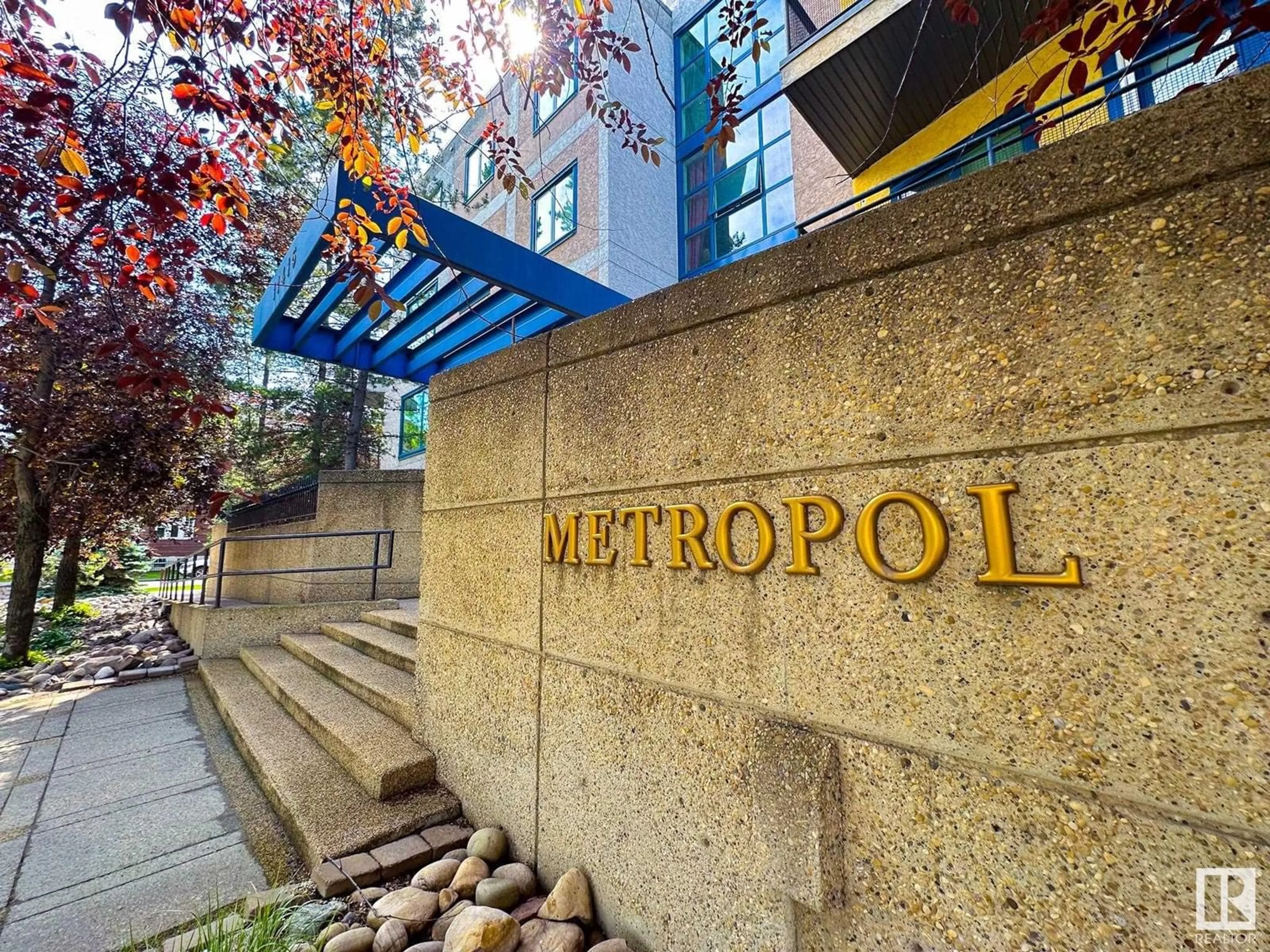 Indoor foyer for 105 - 11415 100 AV, Edmonton Alberta T5K0J5