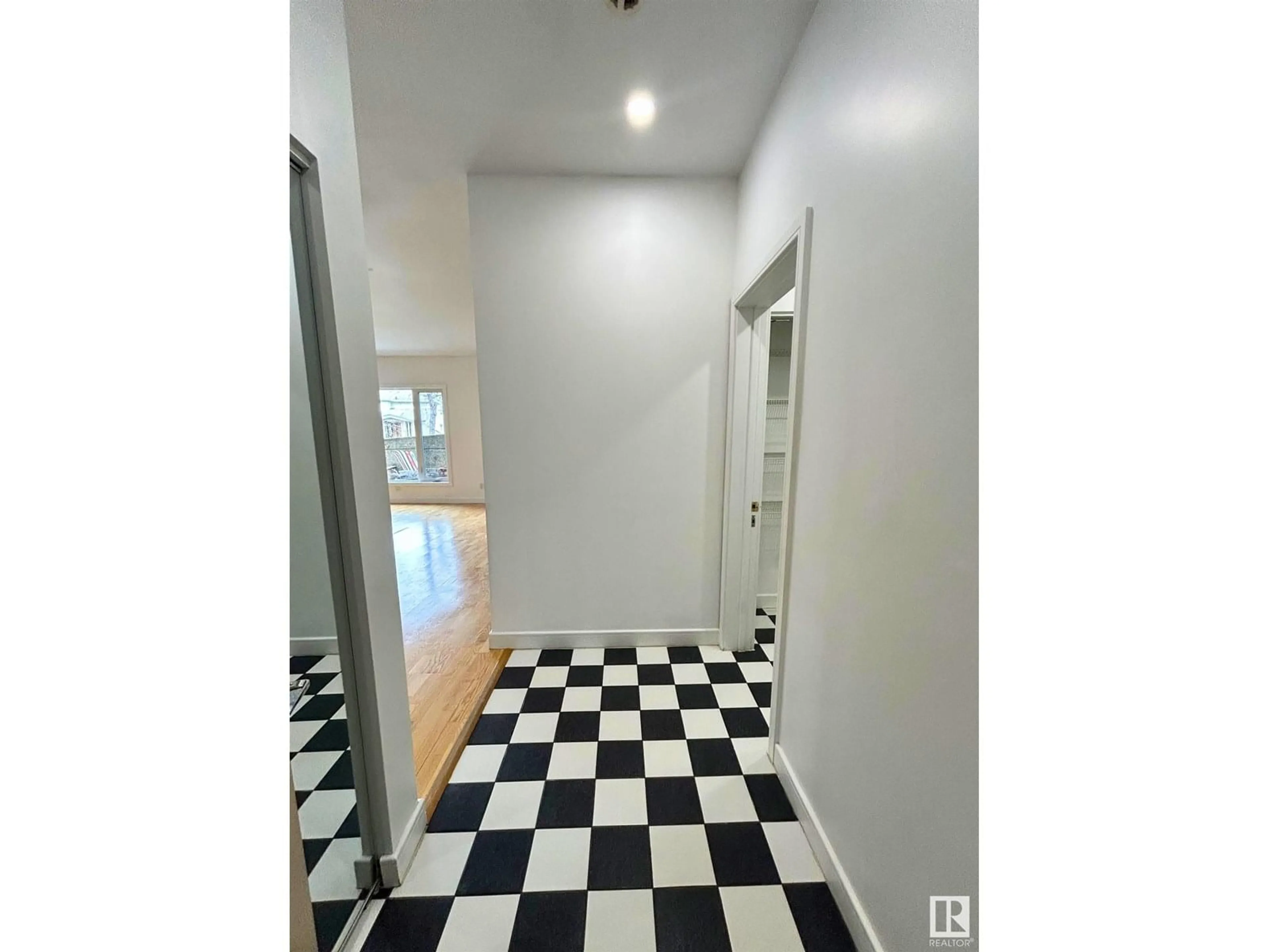 Indoor foyer for 105 - 11415 100 AV, Edmonton Alberta T5K0J5