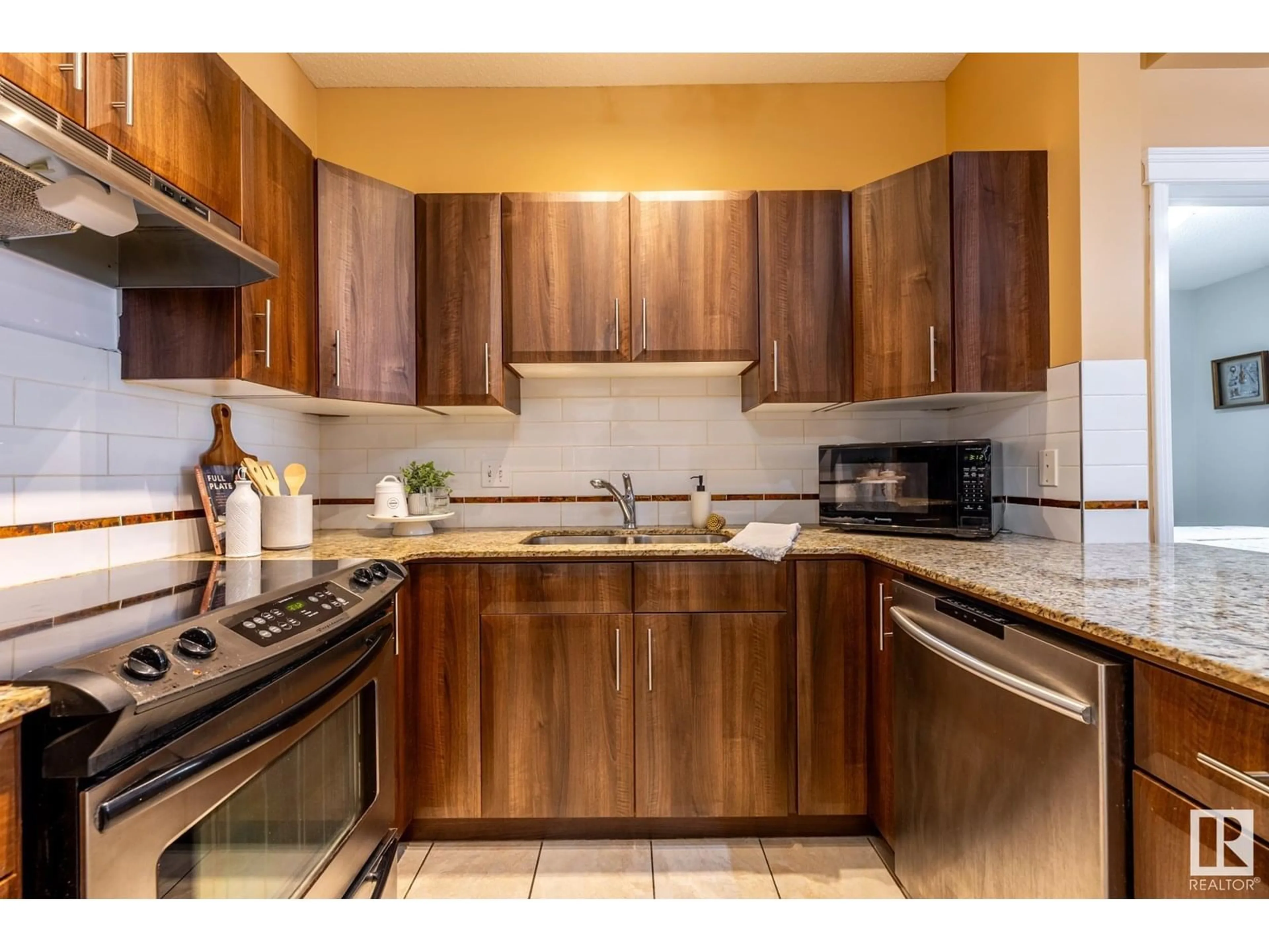 Standard kitchen, unknown for 209 - 10333 112 ST, Edmonton Alberta T5K0B4