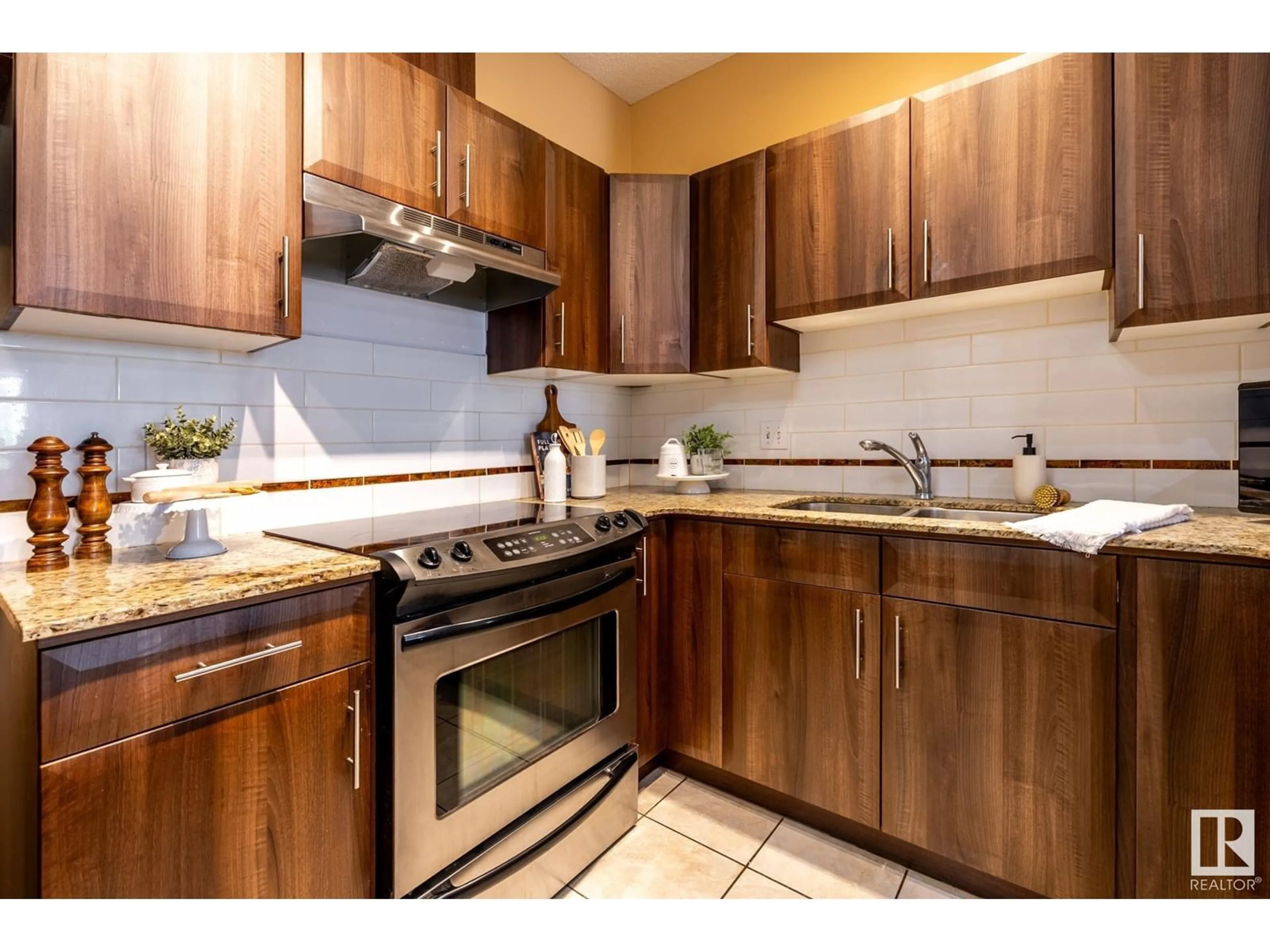 Standard kitchen, unknown for 209 - 10333 112 ST, Edmonton Alberta T5K0B4