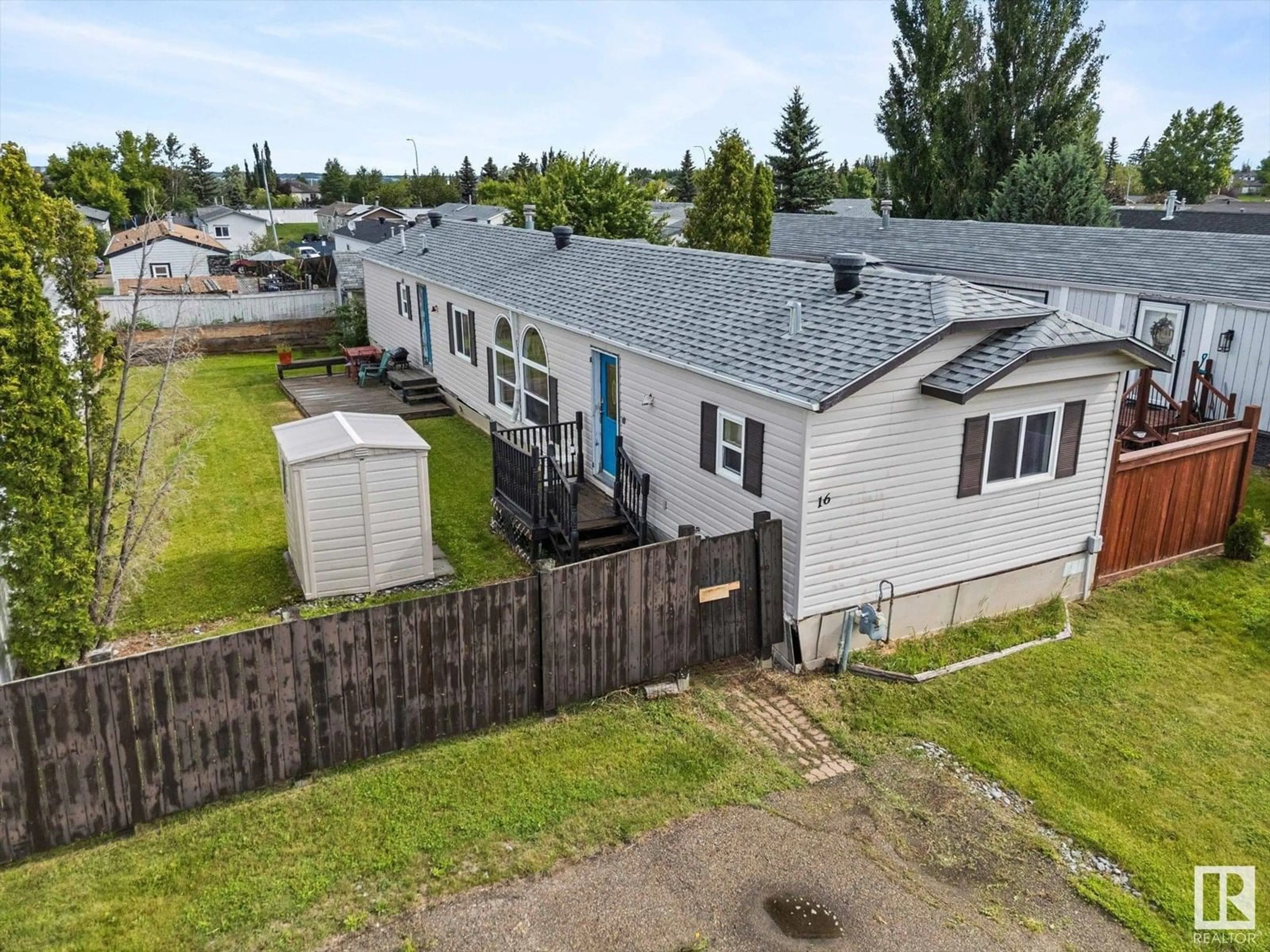 A pic from outside/outdoor area/front of a property/back of a property/a pic from drone, street for 16 SUNSET BV, Spruce Grove Alberta T7X3J1