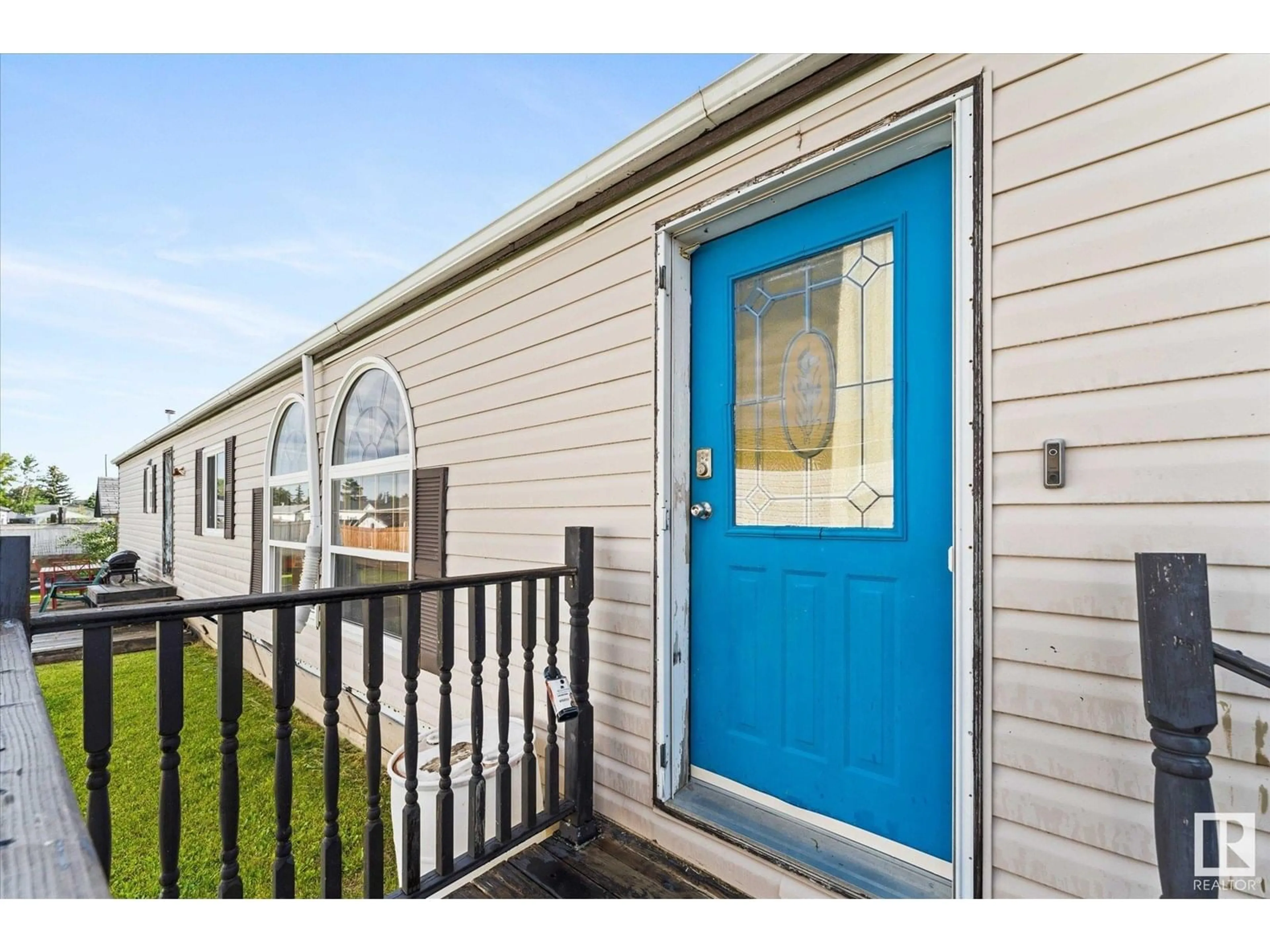 Home with vinyl exterior material, street for 16 SUNSET BV, Spruce Grove Alberta T7X3J1