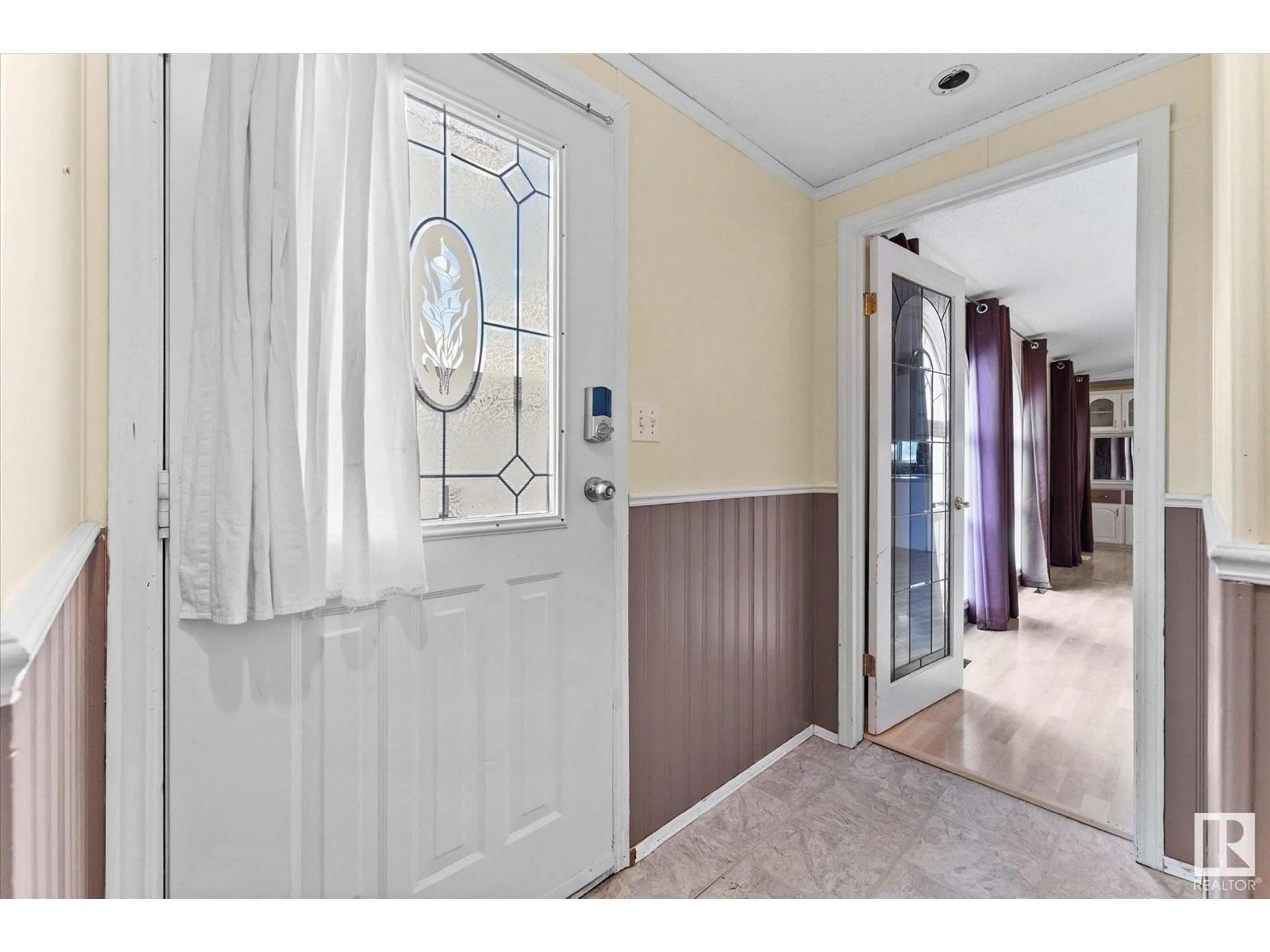 Indoor entryway for 16 SUNSET BV, Spruce Grove Alberta T7X3J1