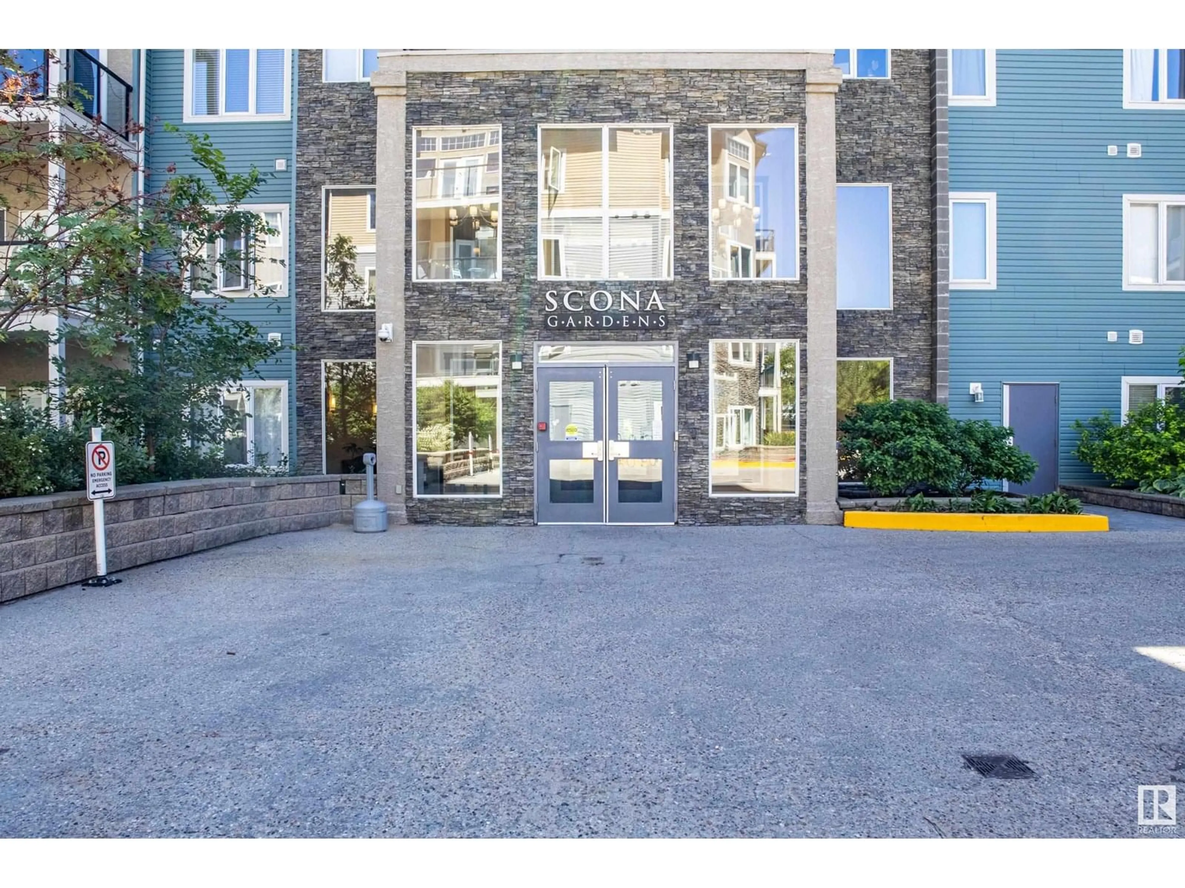 Indoor foyer for #449 - 10121 80 AV, Edmonton Alberta T6E0B9