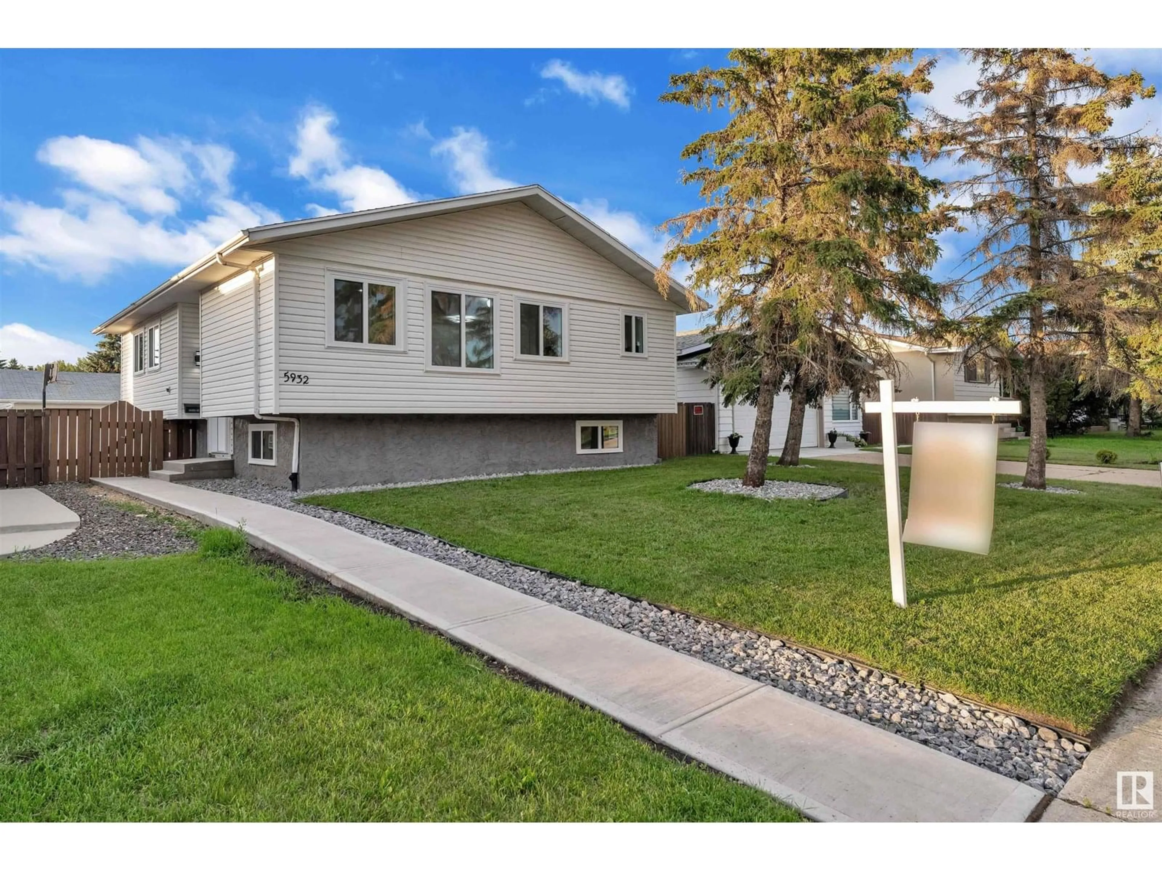 Home with vinyl exterior material, street for 5932 40 AV, Edmonton Alberta T6L1A9