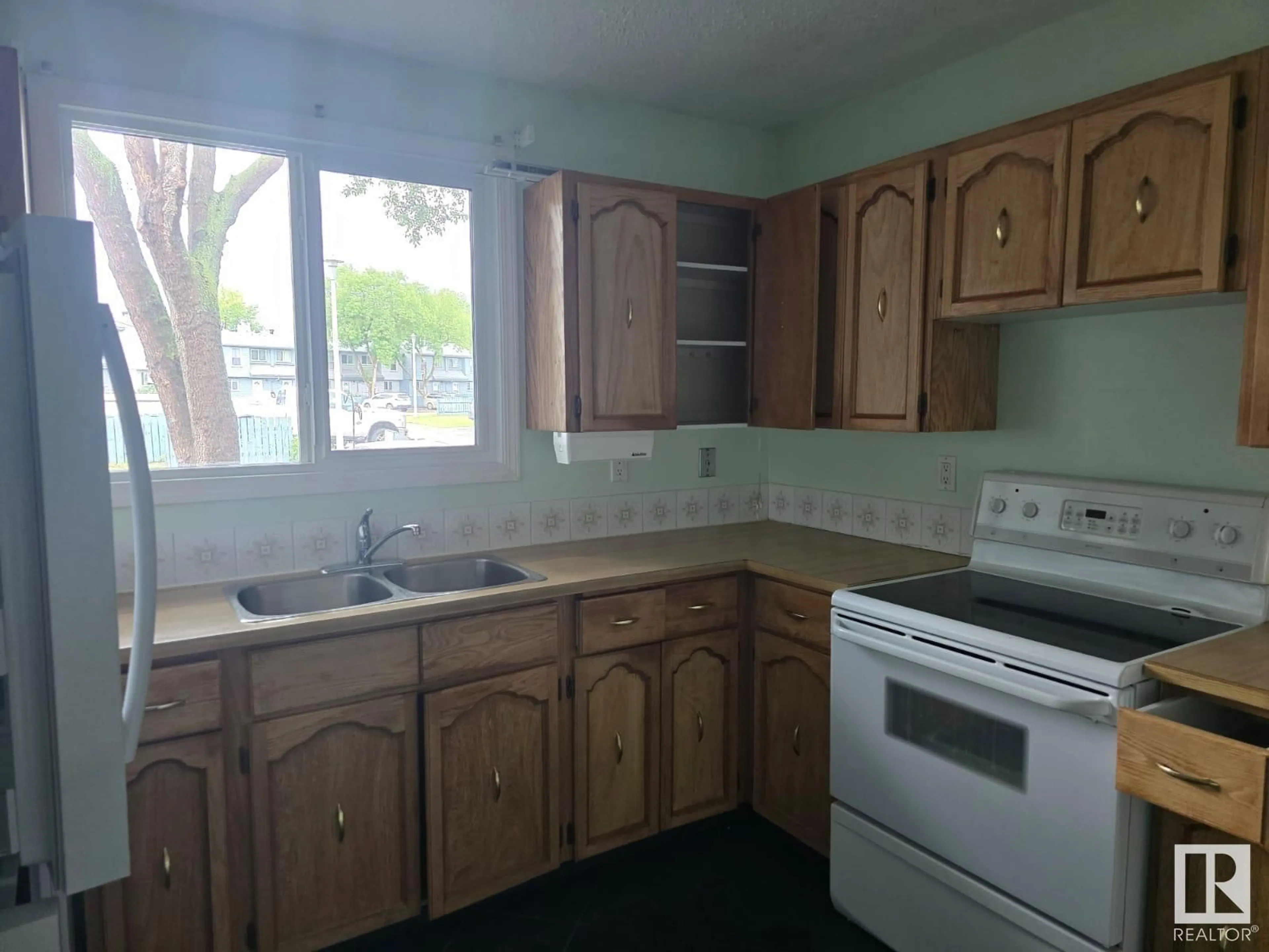Standard kitchen, unknown for 14208 31 ST, Edmonton Alberta T5Y1H1