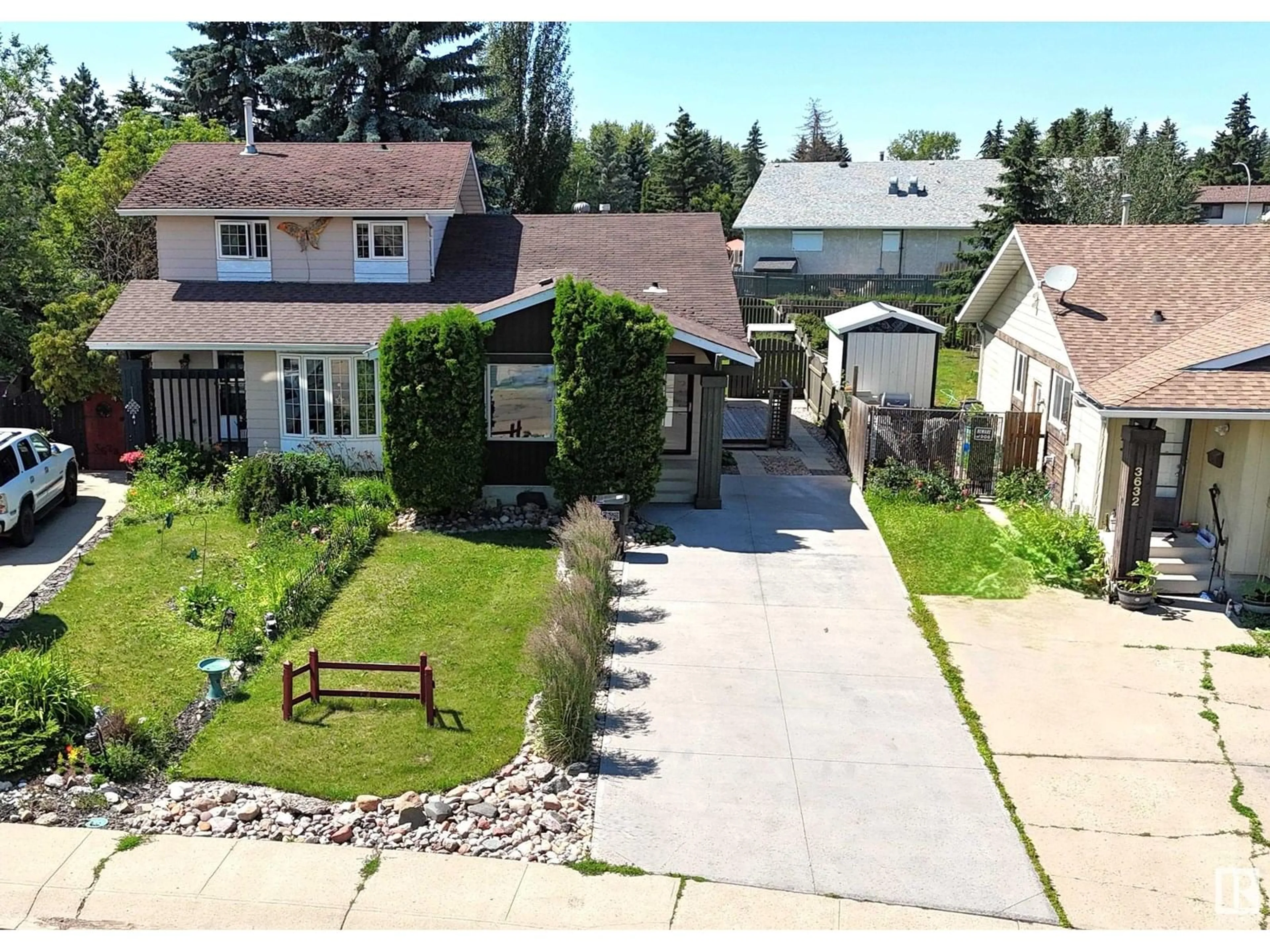 A pic from outside/outdoor area/front of a property/back of a property/a pic from drone, street for 3630 HILL VIEW CR, Edmonton Alberta T6L1C4