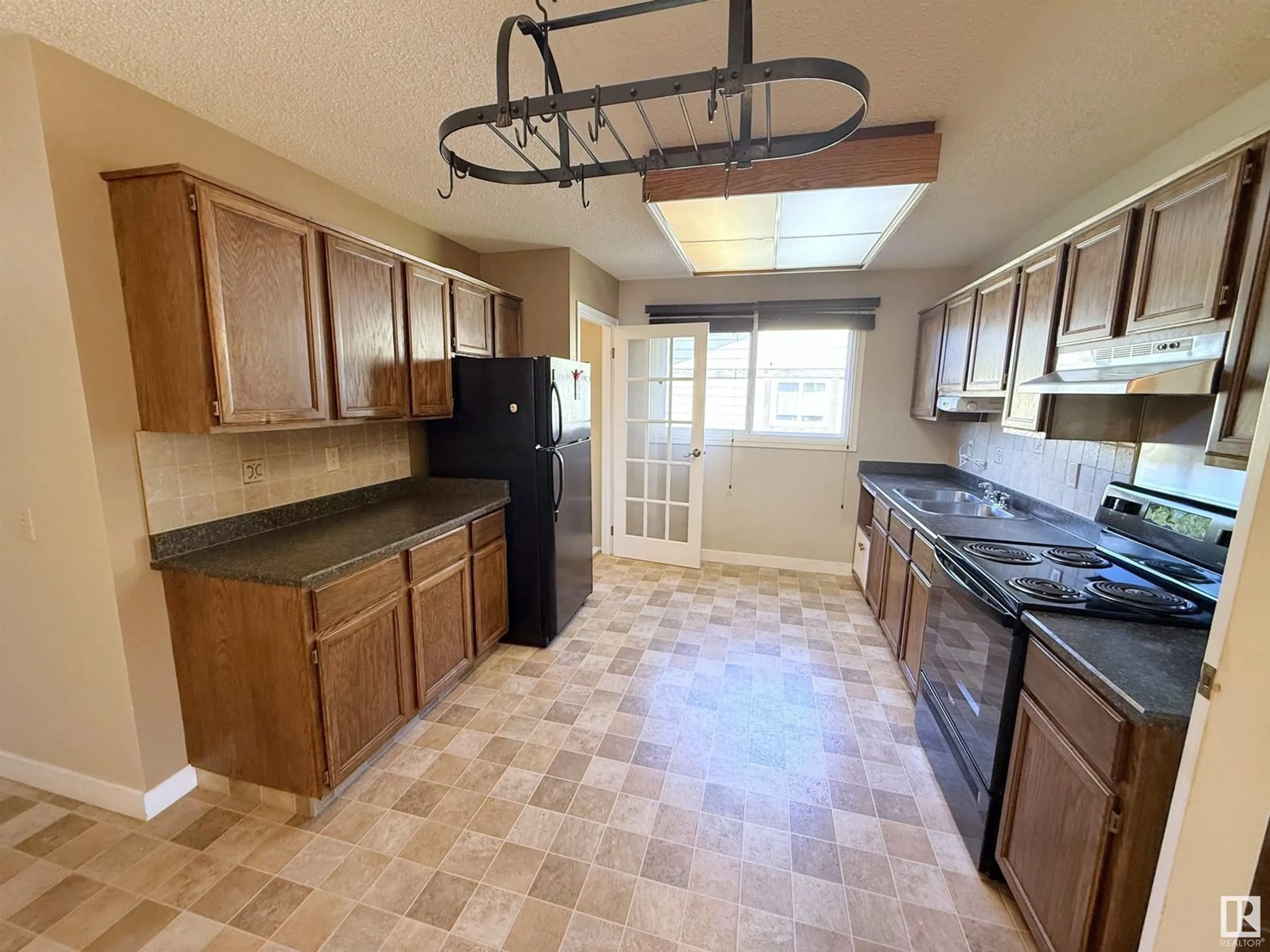 Standard kitchen, ceramic/tile floor for 3630 HILL VIEW CR, Edmonton Alberta T6L1C4