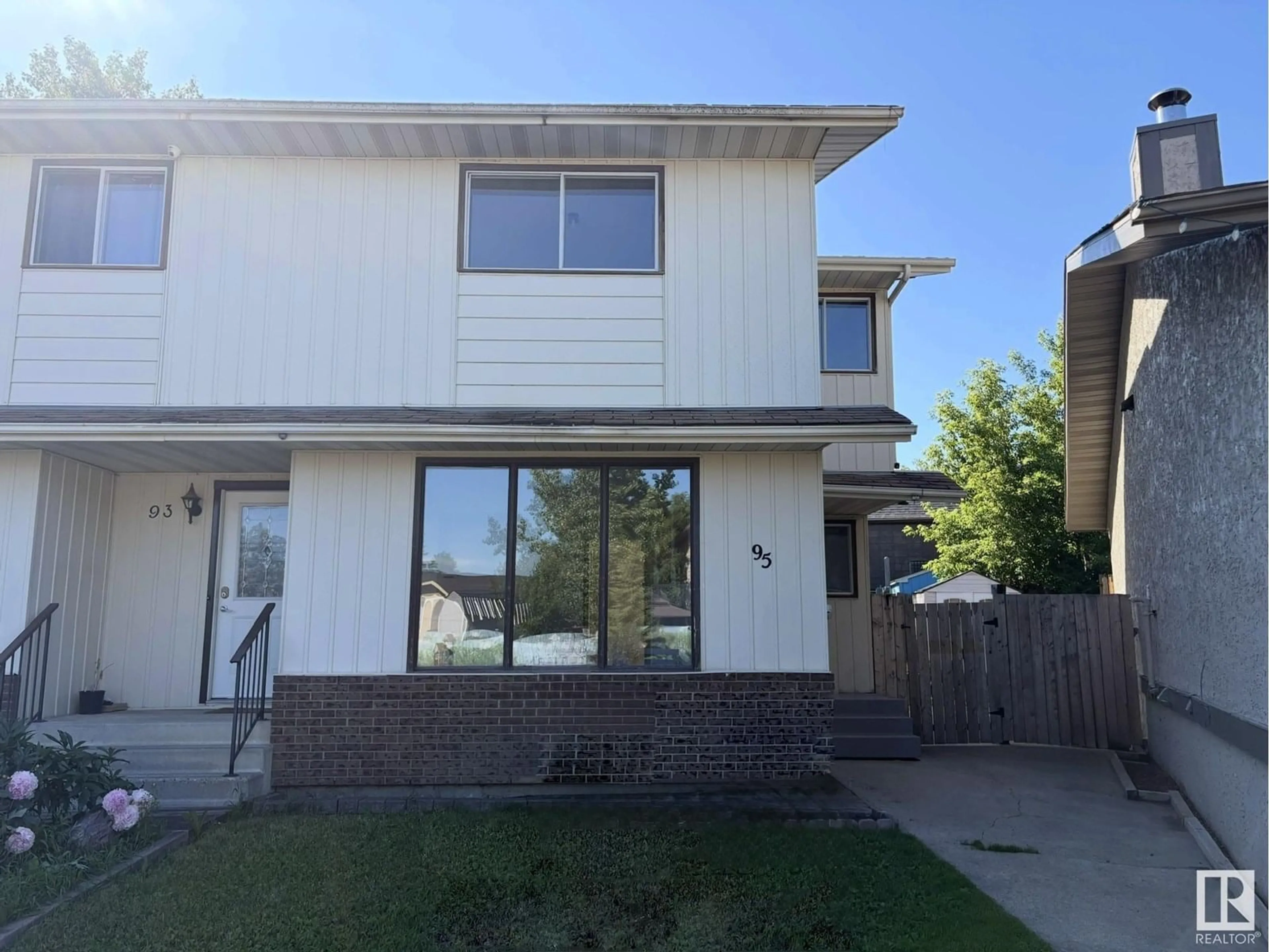Home with vinyl exterior material, street for 95 WELLINGTON CR, Spruce Grove Alberta T7X1K1