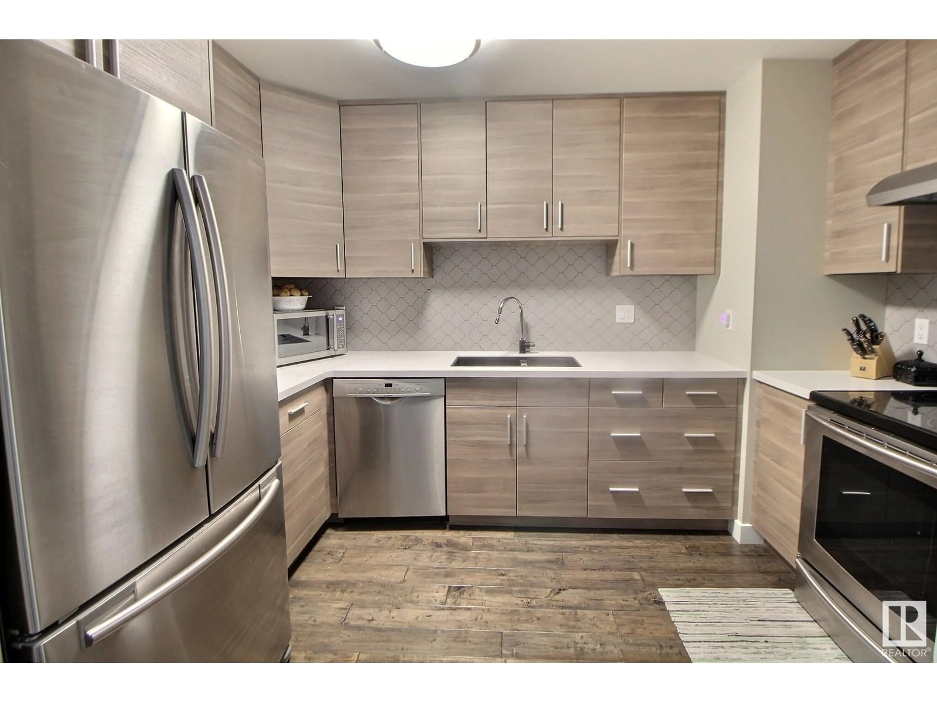 Standard kitchen, wood/laminate floor for NW - 10150 87 AV, Edmonton Alberta T6E2P2