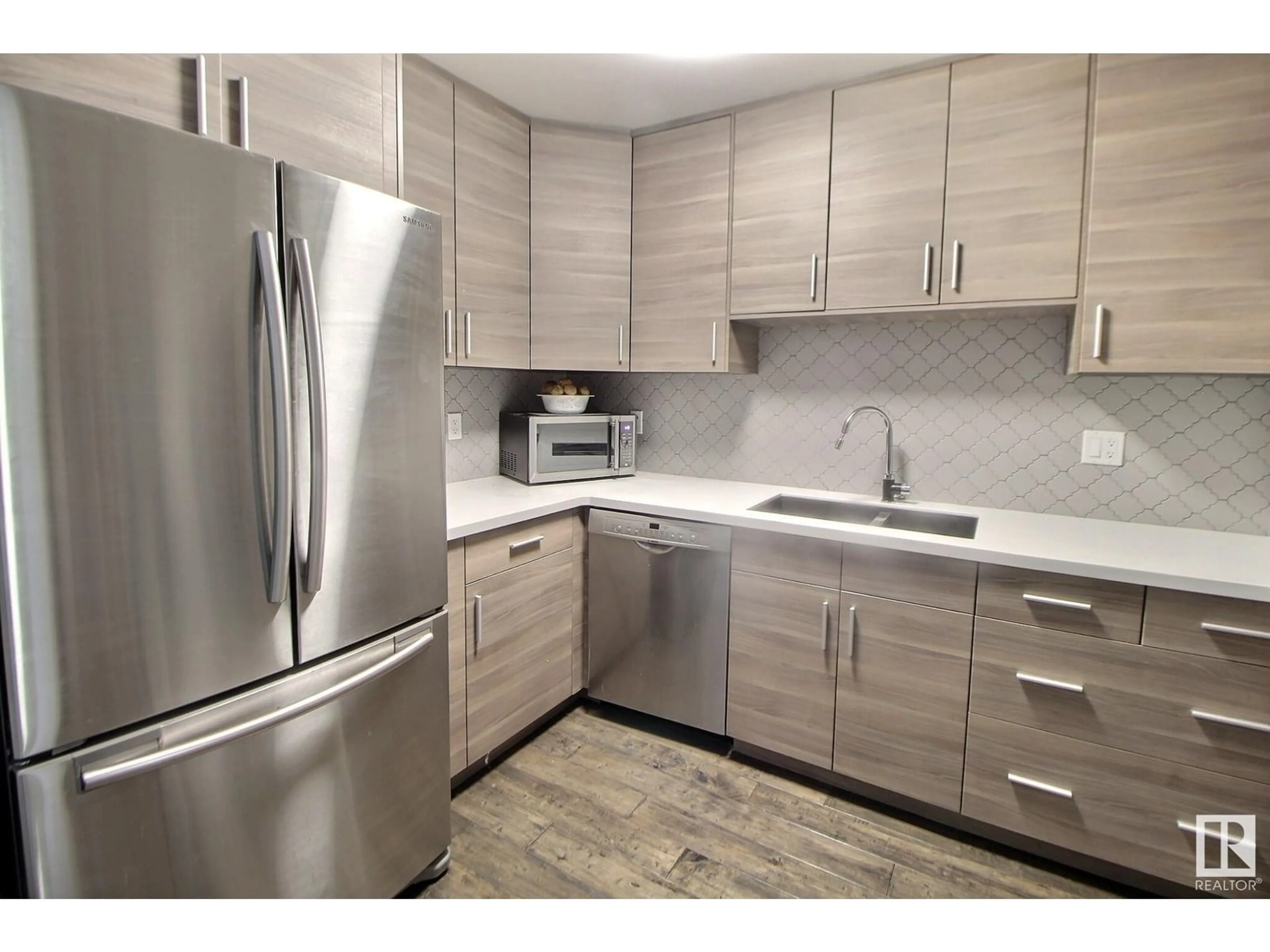 Standard kitchen, wood/laminate floor for NW - 10150 87 AV, Edmonton Alberta T6E2P2