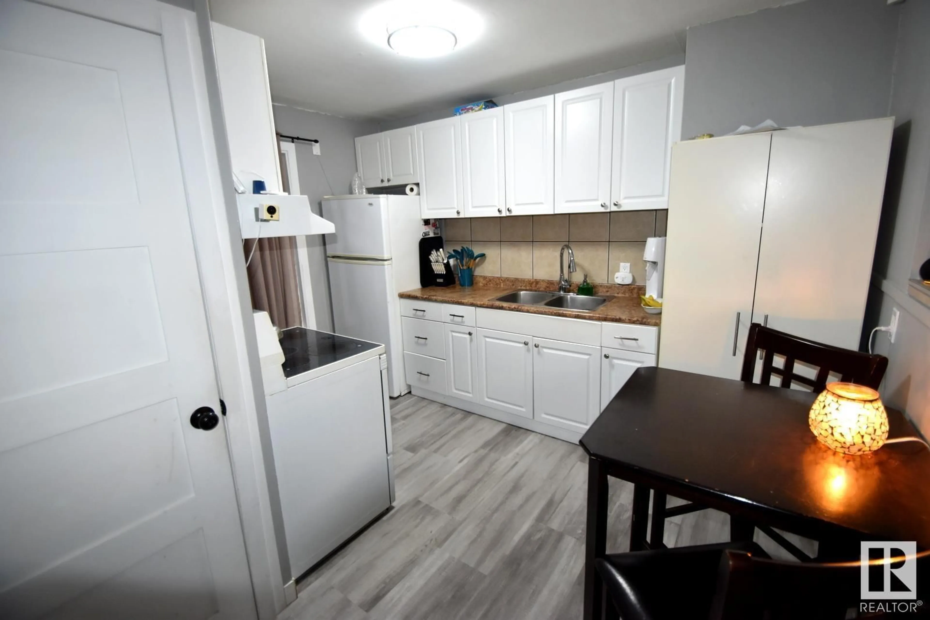 Standard kitchen, unknown for 11544 88 ST, Edmonton Alberta T5R3B3