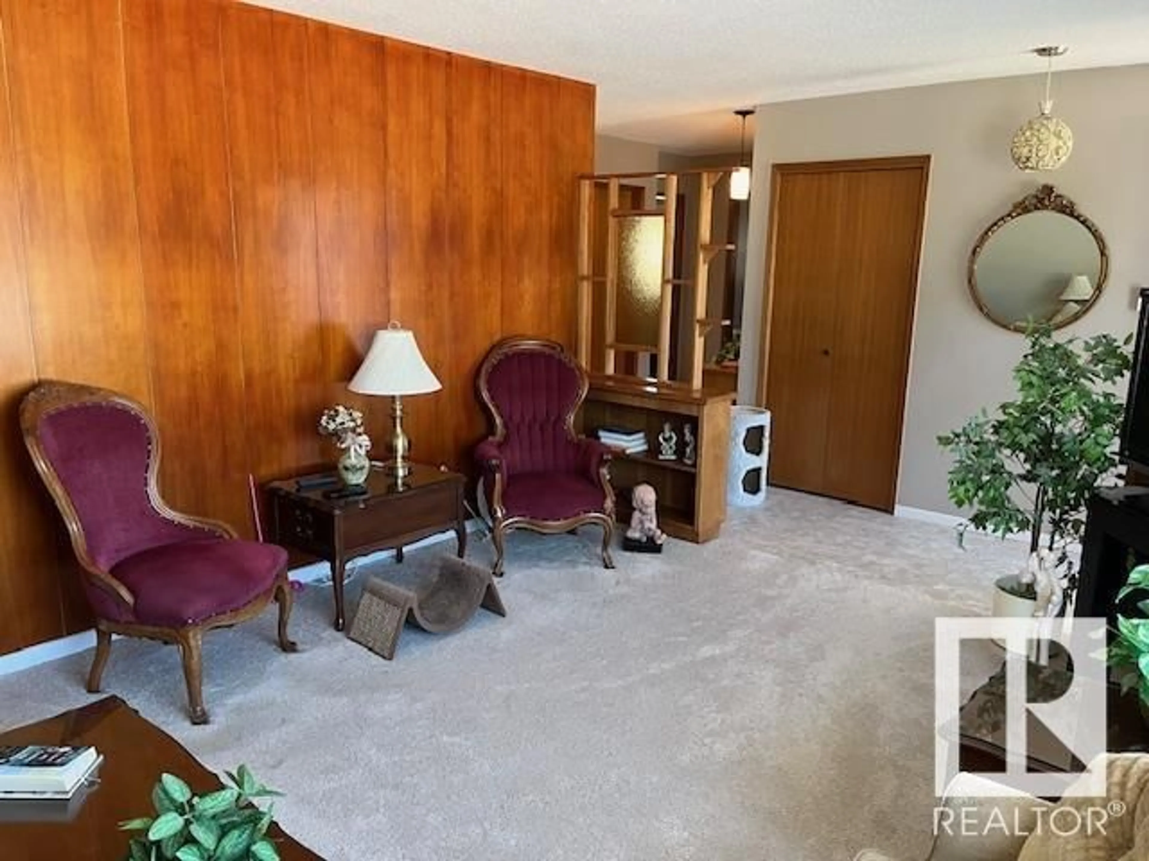 Indoor foyer for 15103 92 AV, Edmonton Alberta T5R5B7