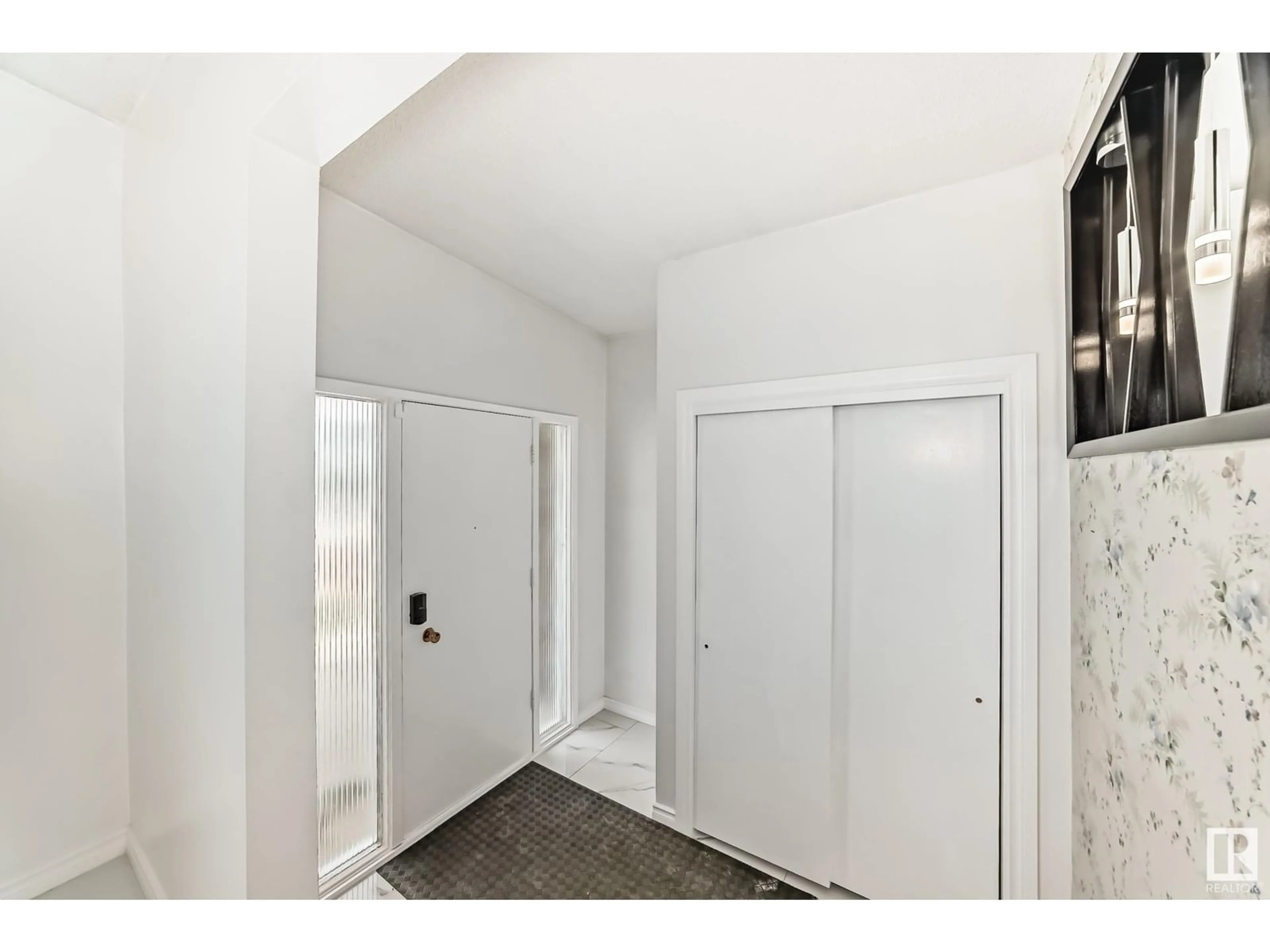 Indoor entryway for NW - 13224 72 ST, Edmonton Alberta T5C0R2