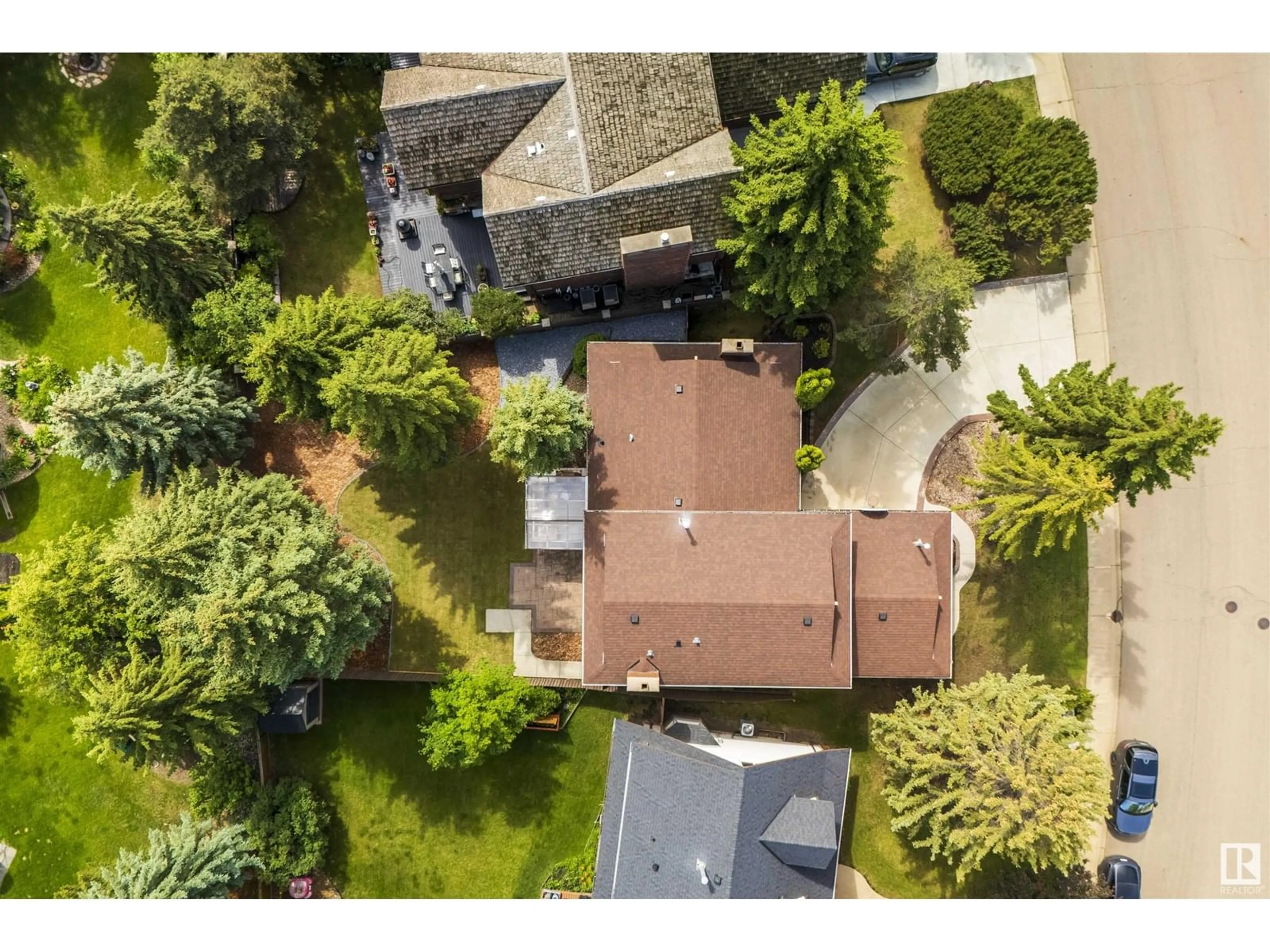 A pic from outside/outdoor area/front of a property/back of a property/a pic from drone, street for 2811 125 ST, Edmonton Alberta T6J4G3