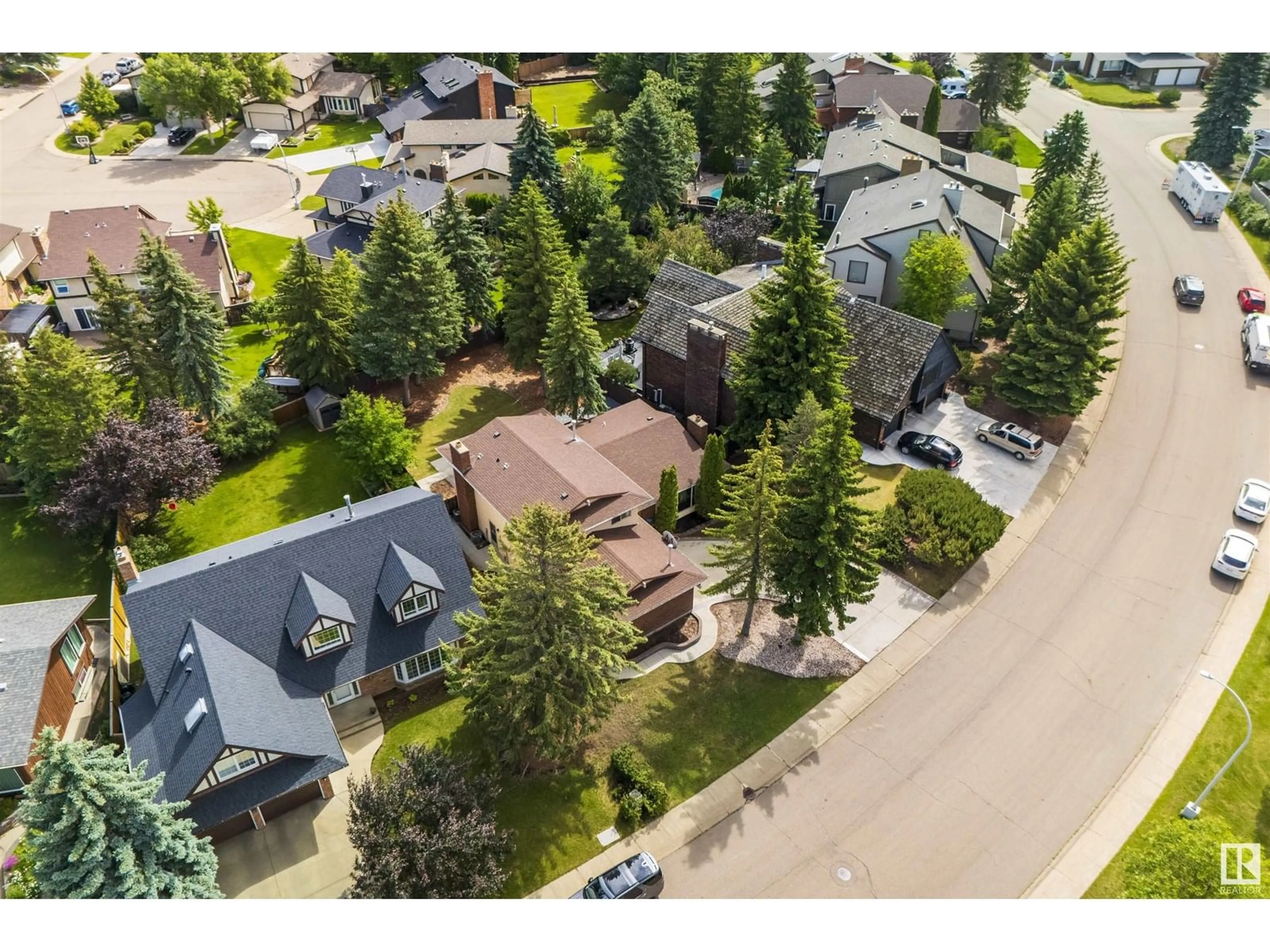 A pic from outside/outdoor area/front of a property/back of a property/a pic from drone, street for 2811 125 ST, Edmonton Alberta T6J4G3