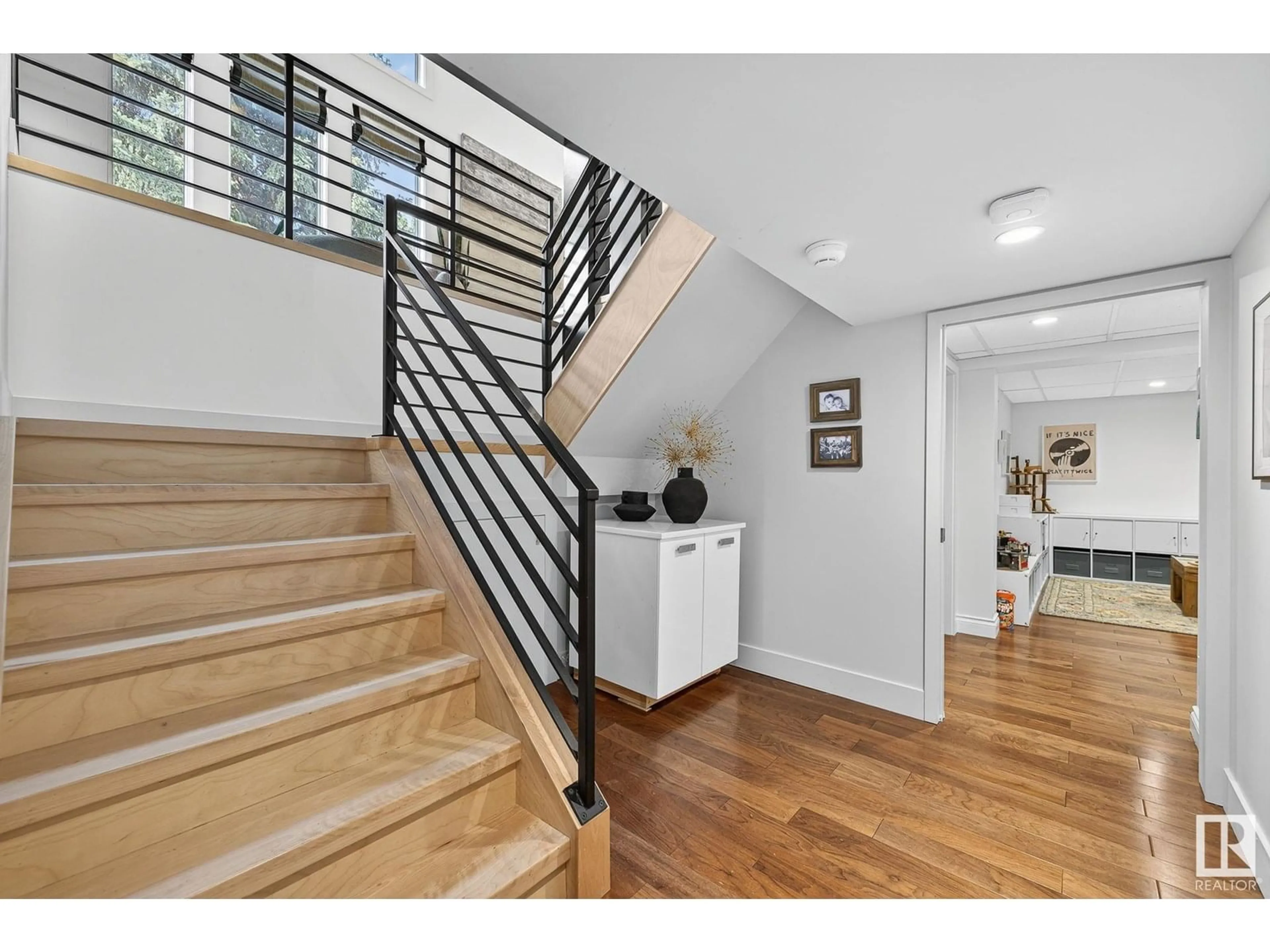 Indoor entryway for 251 WAKINA DR, Edmonton Alberta T5T2X6