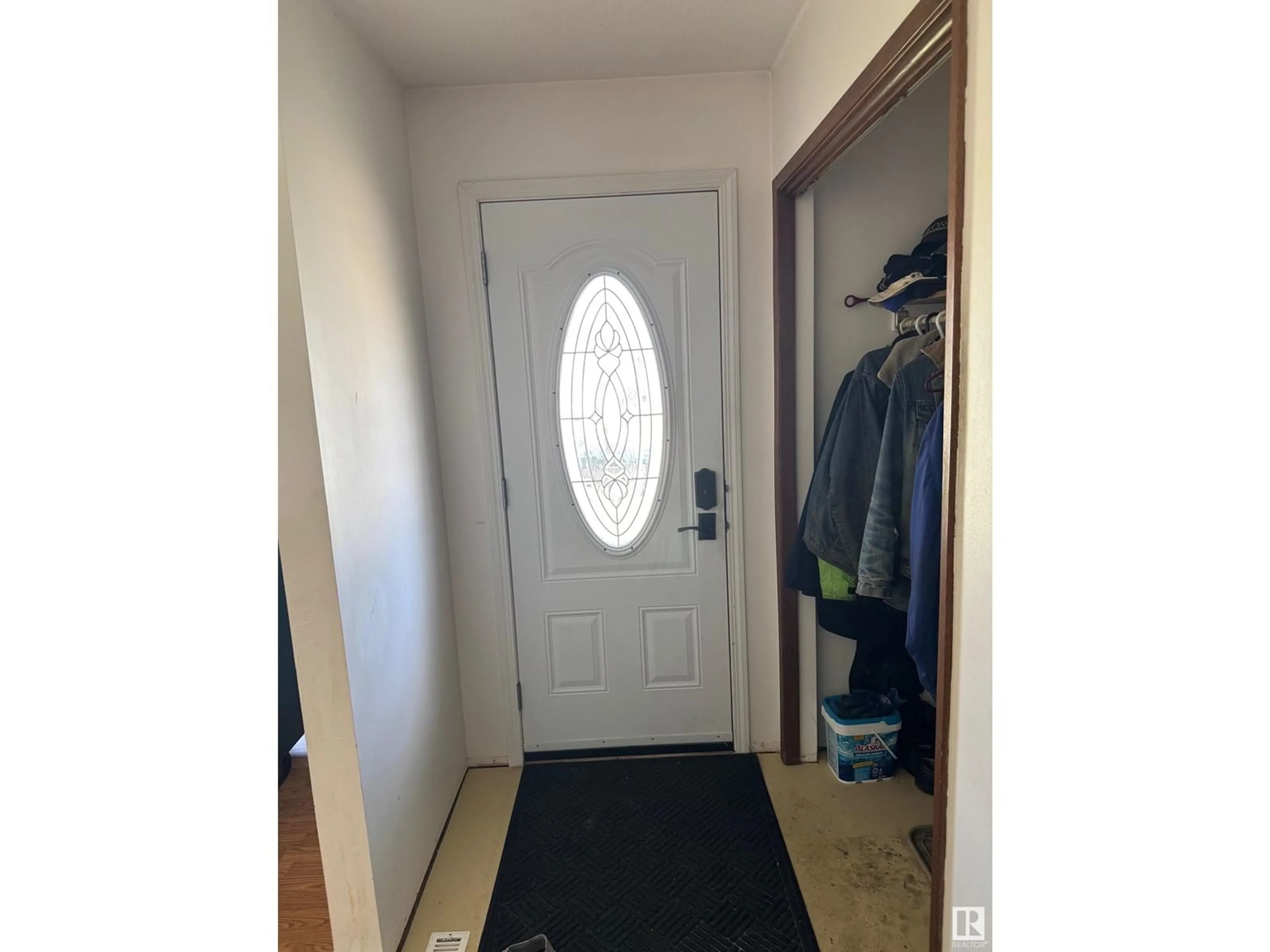 Indoor entryway for 10411 18 AV, Edmonton Alberta T6J5J3