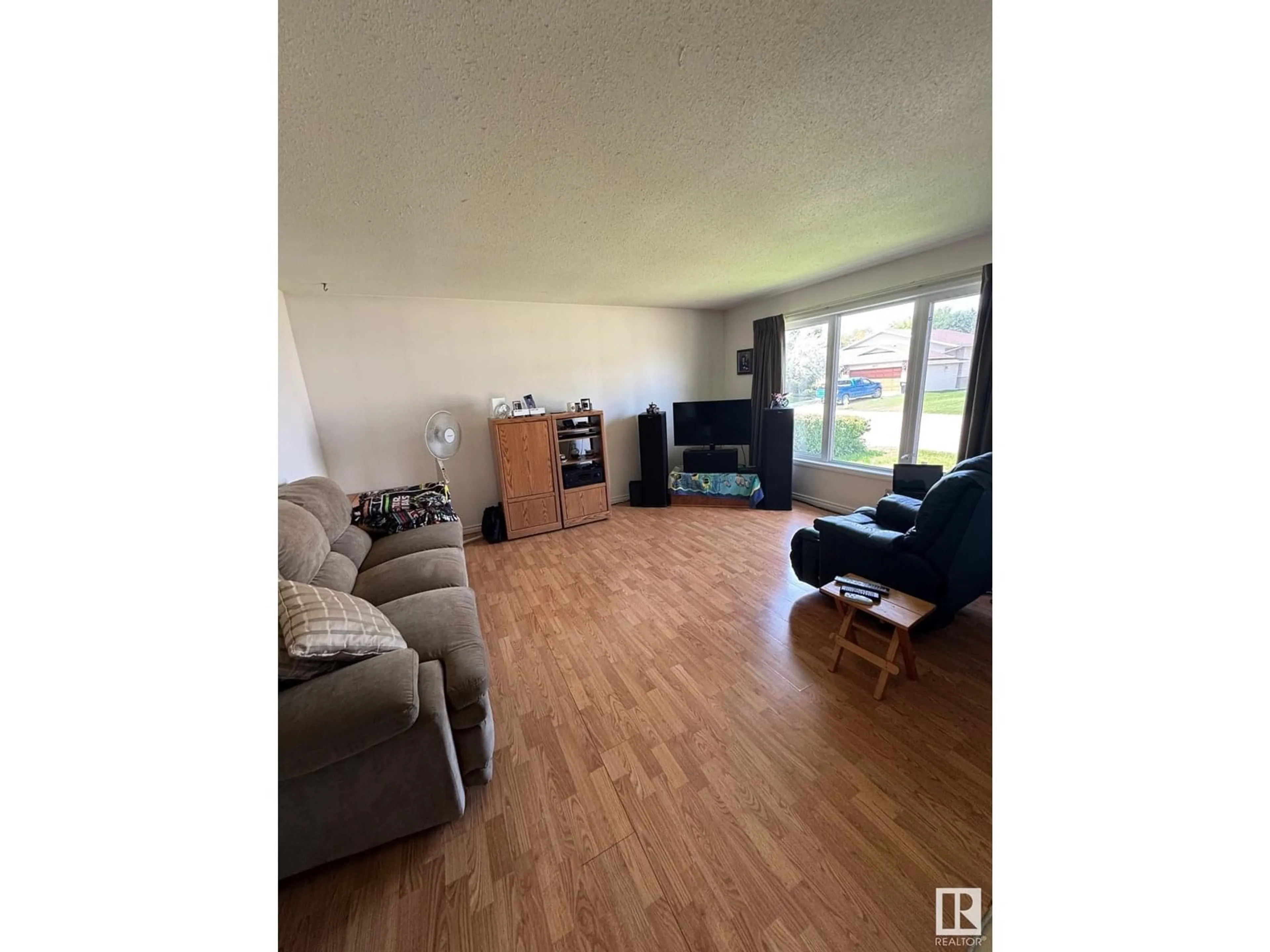 A pic of a room for 10411 18 AV, Edmonton Alberta T6J5J3