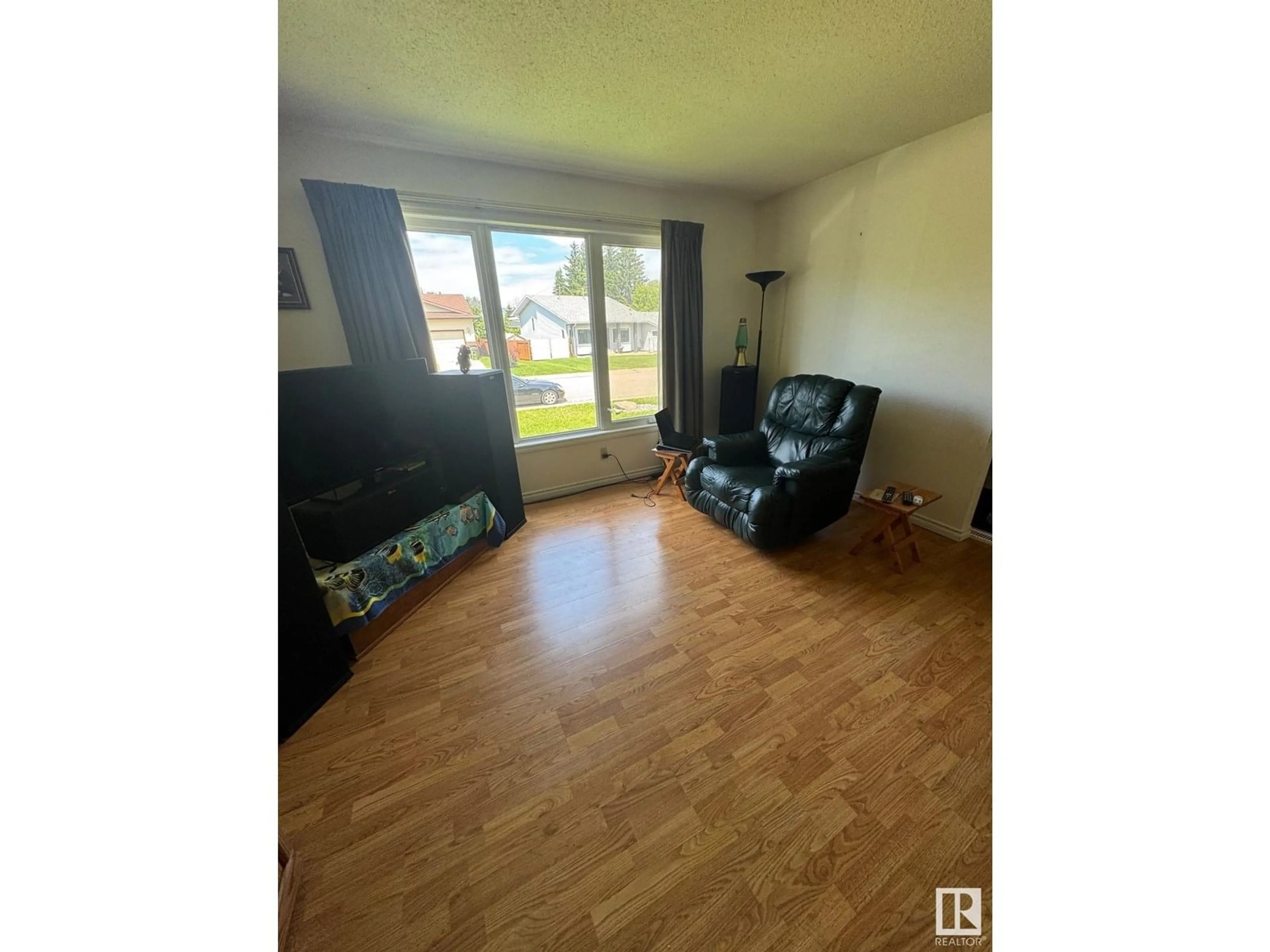 A pic of a room for 10411 18 AV, Edmonton Alberta T6J5J3