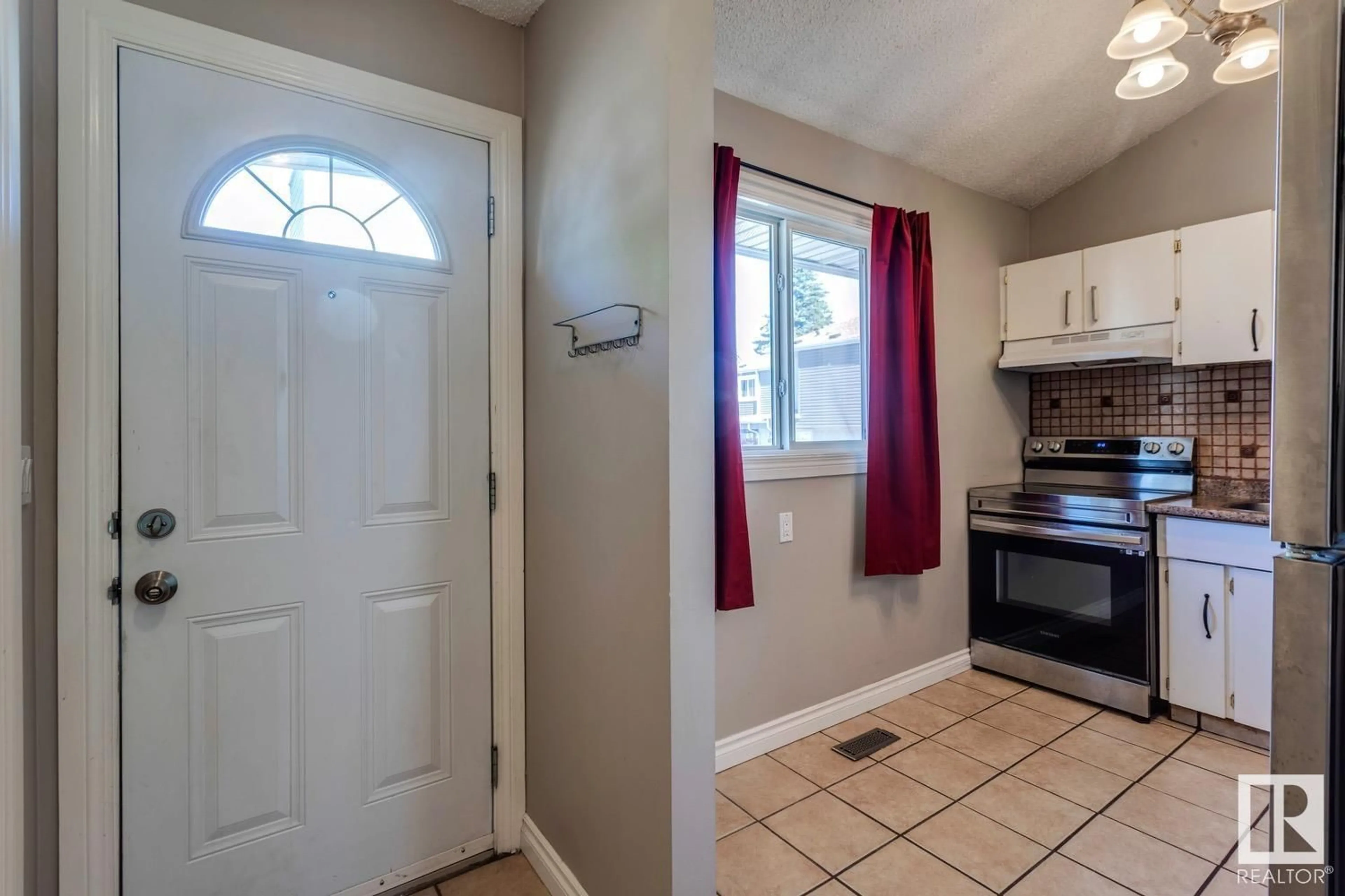 Indoor entryway for 5620 19A AV, Edmonton Alberta T6L2B9