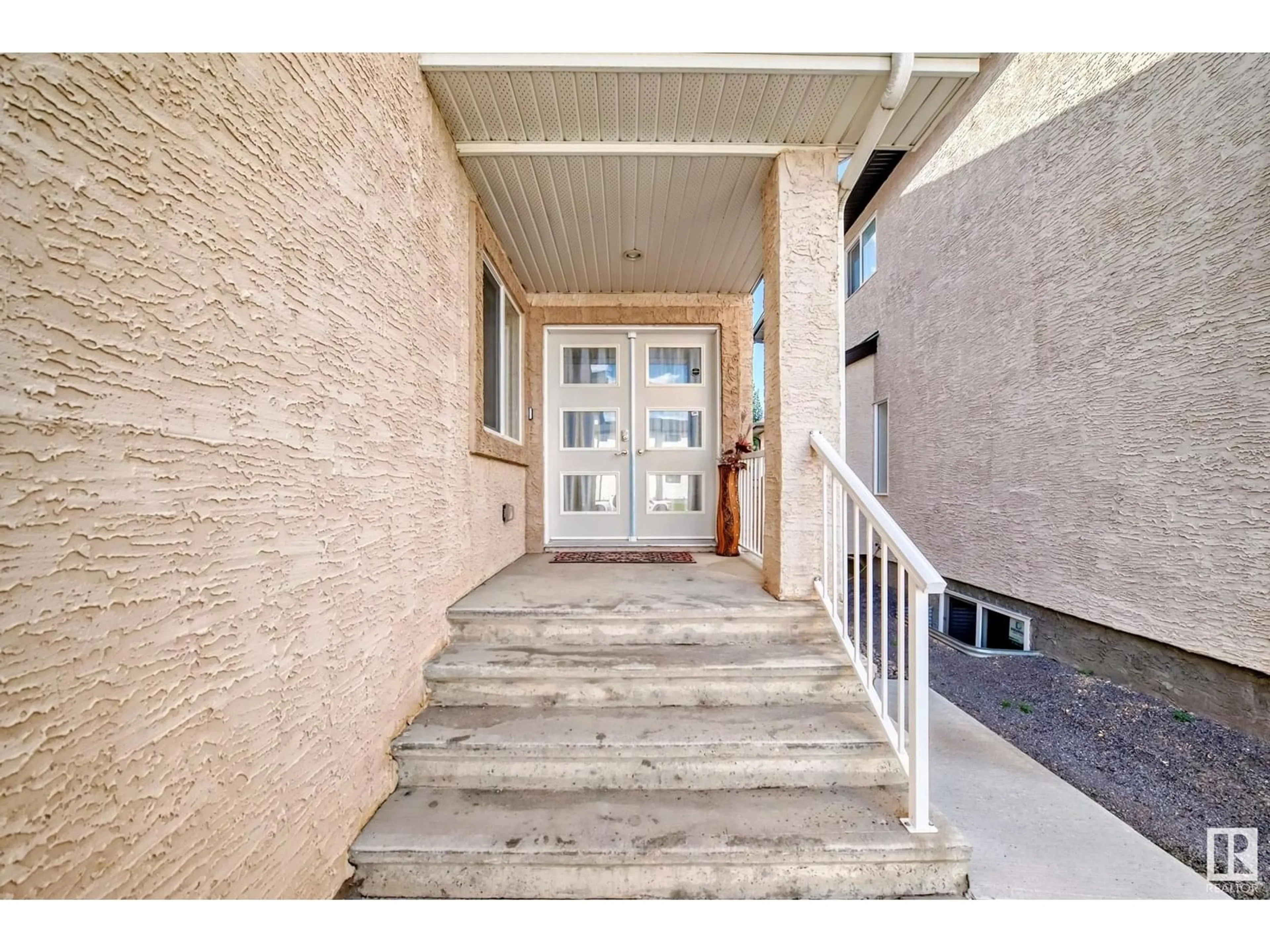 Indoor entryway for 16756 61 ST, Edmonton Alberta T5Y0W7
