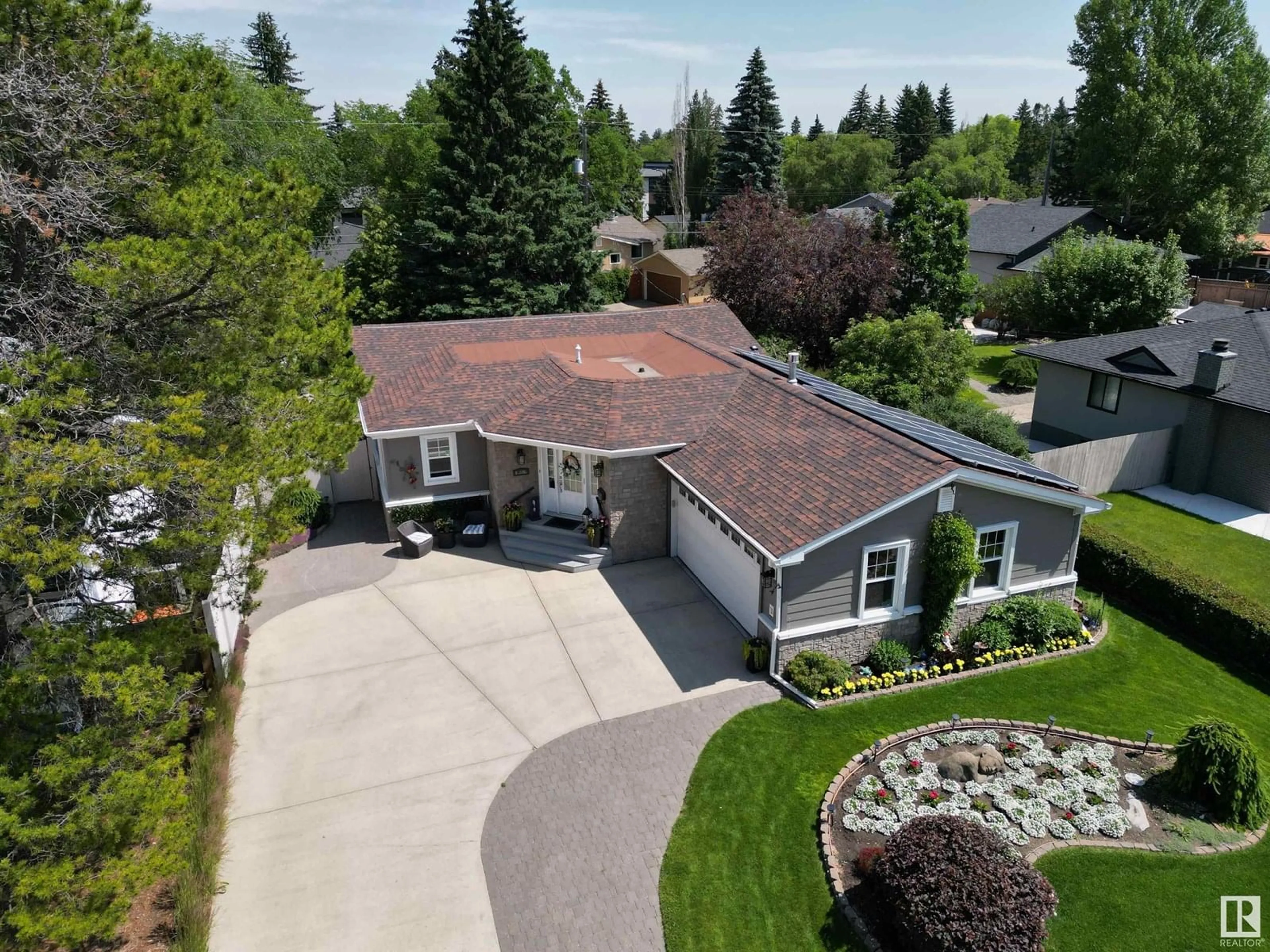 A pic from outside/outdoor area/front of a property/back of a property/a pic from drone, street for 157 LAURIER DR, Edmonton Alberta T5R2P9