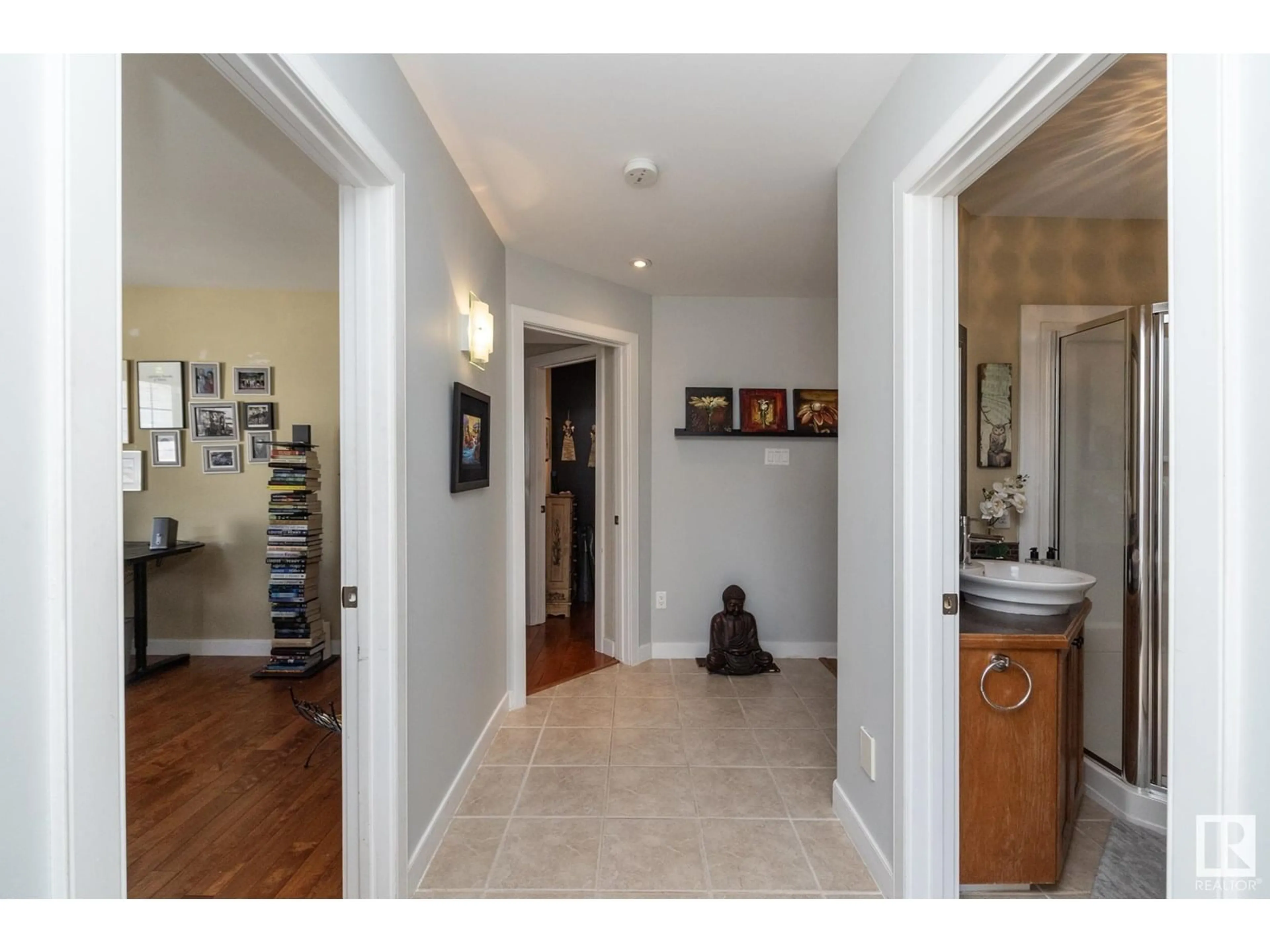 Indoor entryway for 157 LAURIER DR, Edmonton Alberta T5R2P9