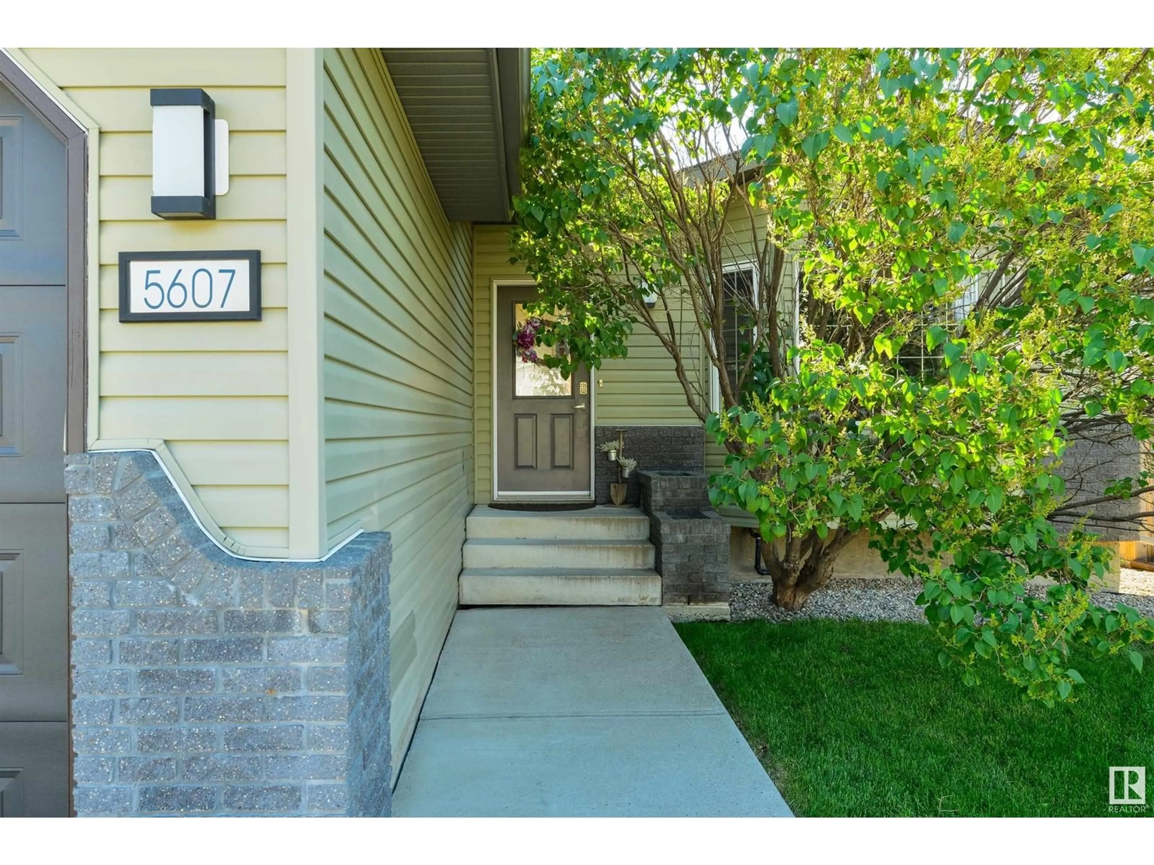 Indoor entryway for 5607 45 ST, Stony Plain Alberta T7Z1C8