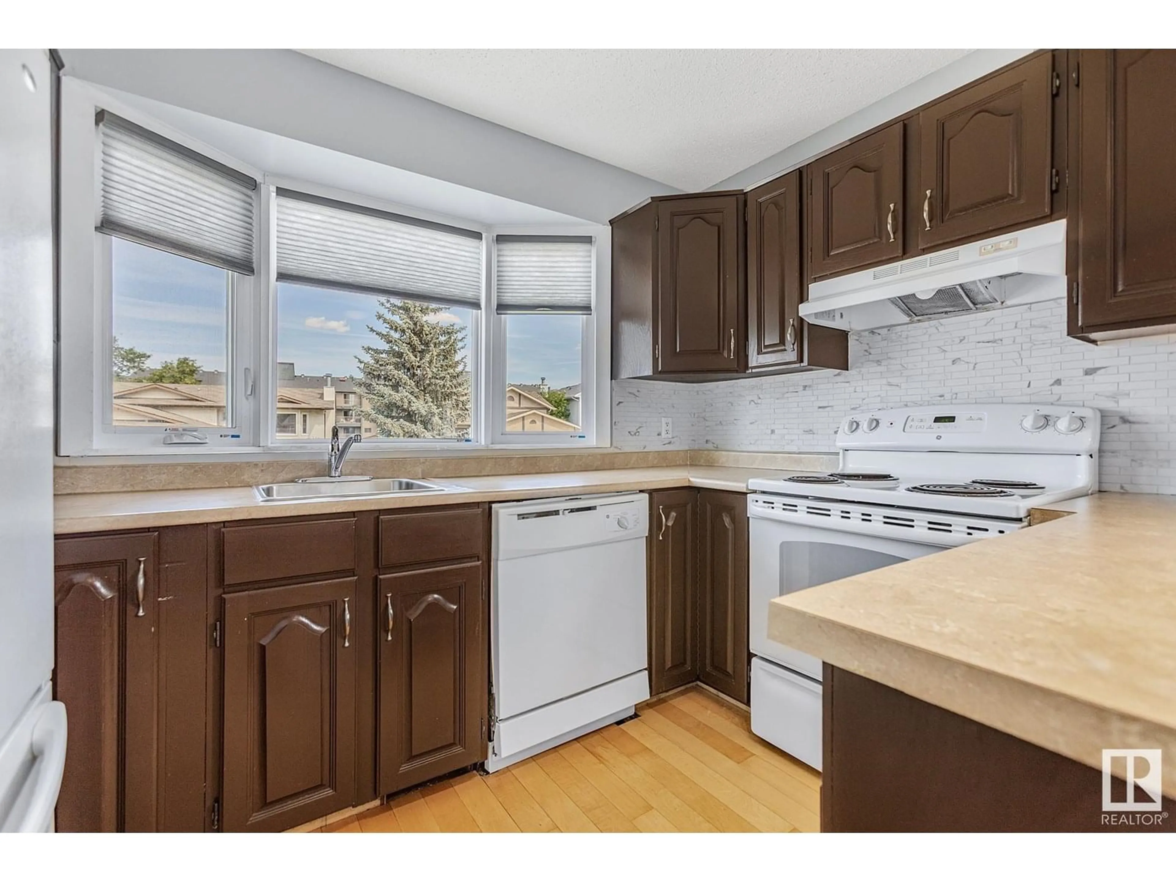 Standard kitchen, wood/laminate floor for 4507 19 AV, Edmonton Alberta T6L2S9