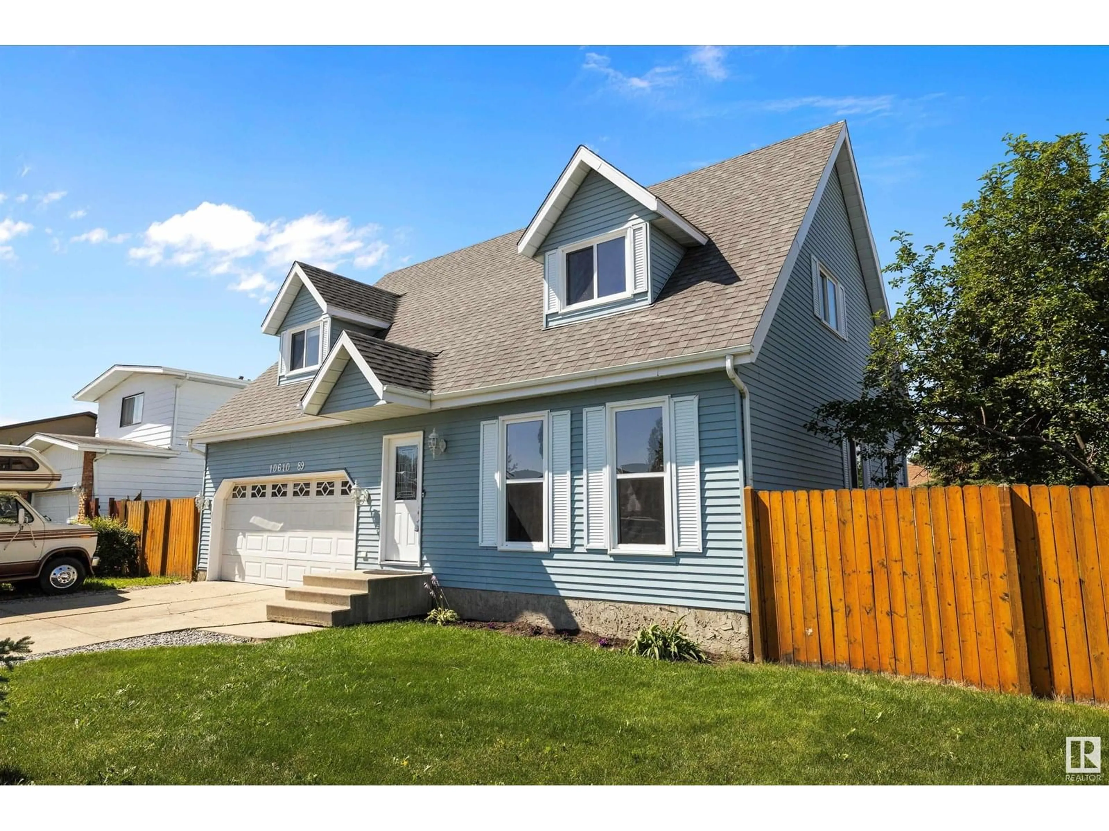 Home with vinyl exterior material, street for 10610 89 ST, Morinville Alberta T8R1C7