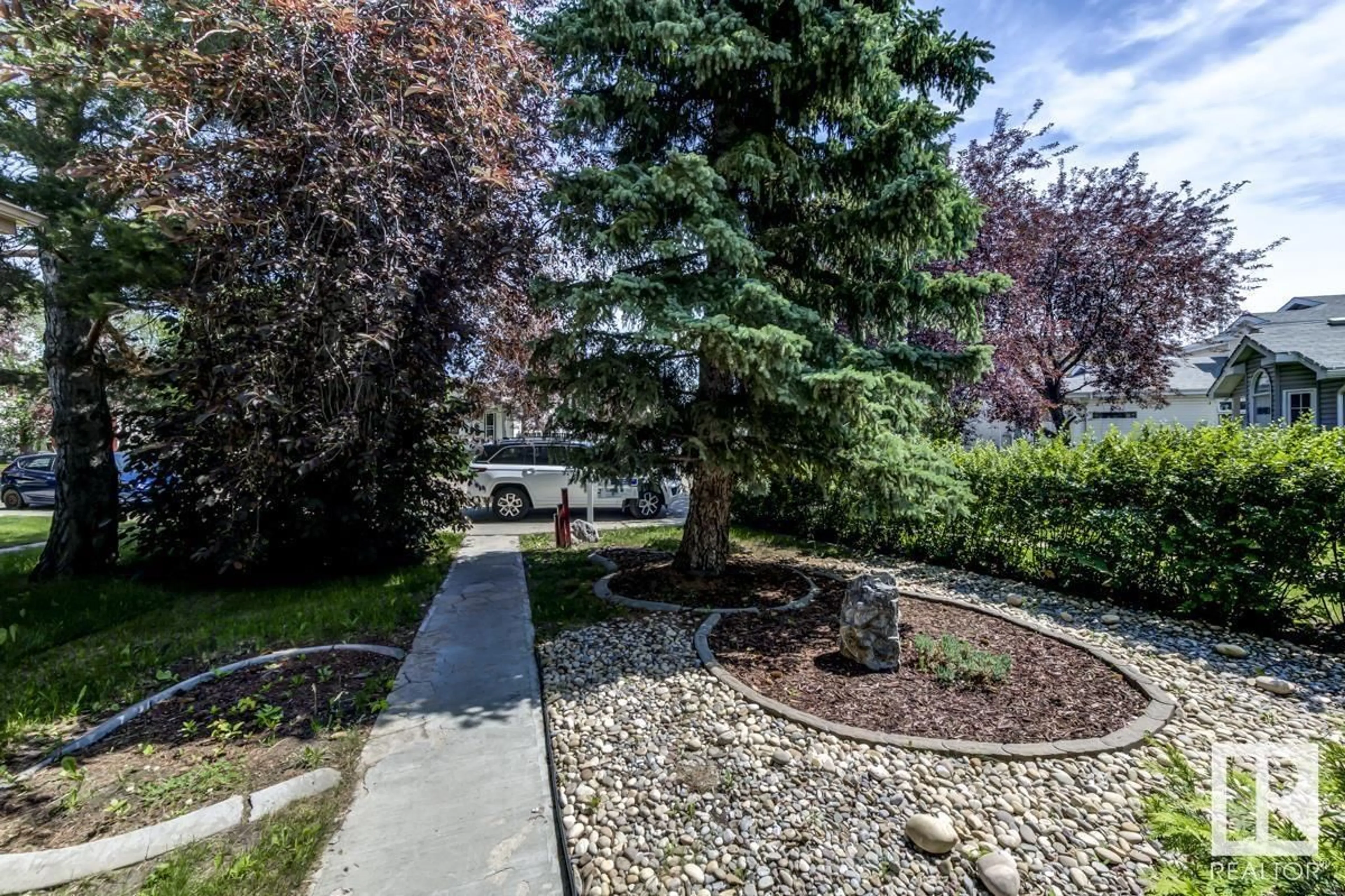 Patio, street for 1520 80A ST, Edmonton Alberta T6K4E2