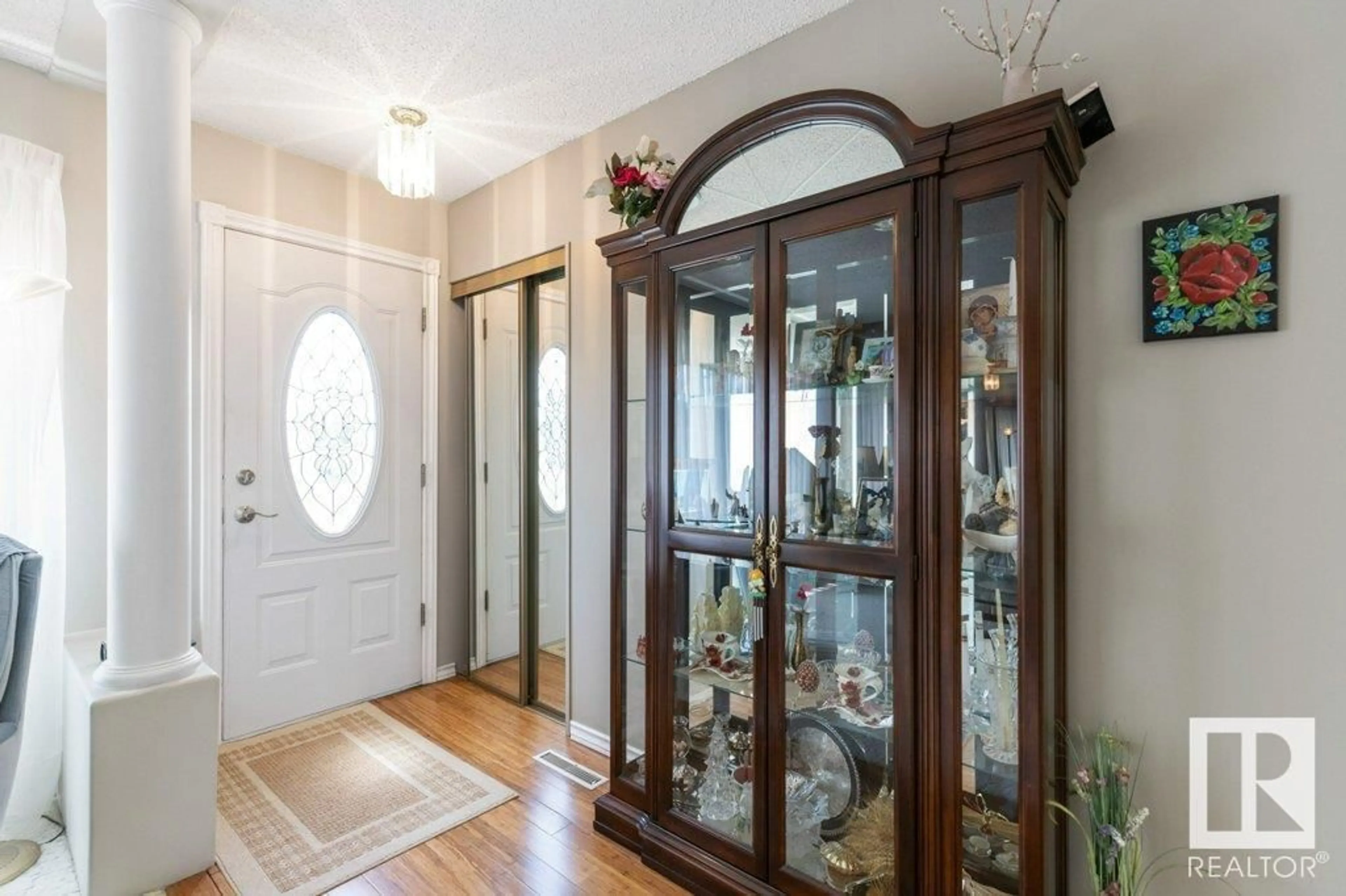 Indoor entryway for 6840 83 AV, Edmonton Alberta T6B0G5